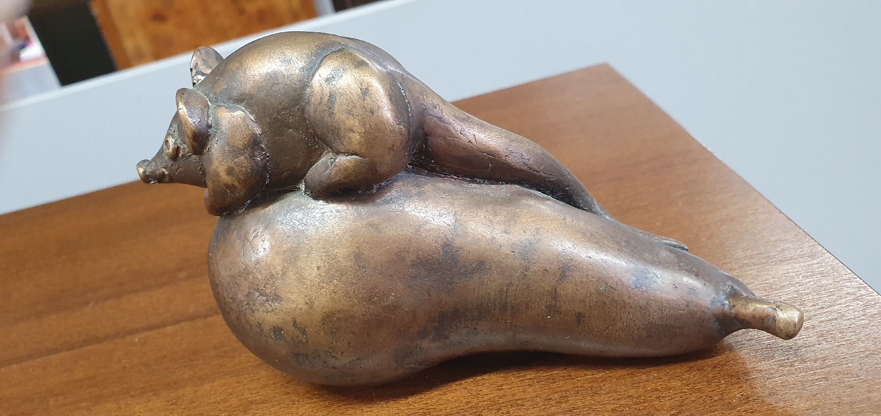 Detail c: Gernot Rumpf, geb. 1941 Kaiserslautern, Maus auf Birne, Bronzeguß, monogrammiert, H. ca. 8.5cm