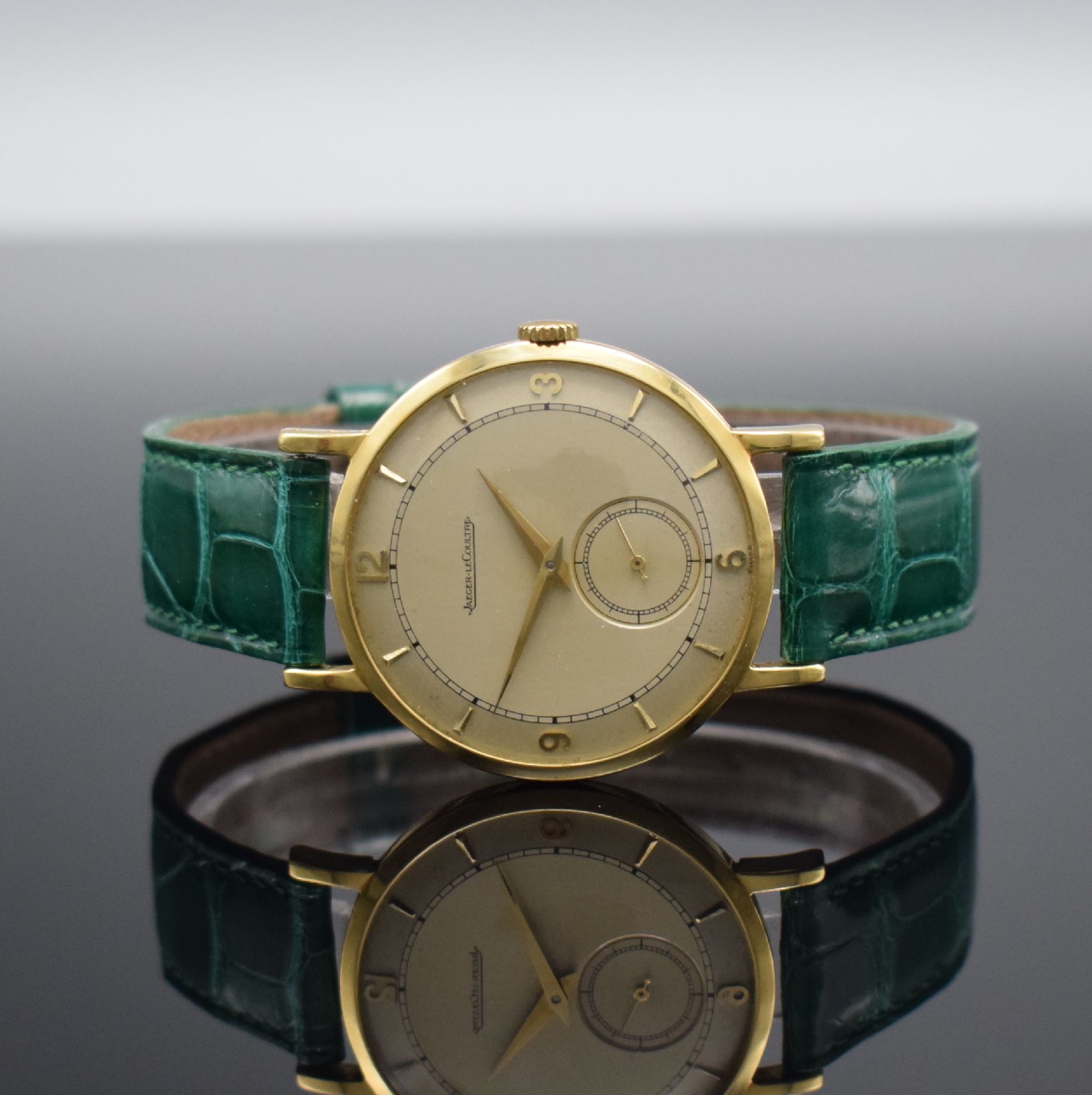 Jaeger-LeCoultre elegante Herrenarmbanduhr in GG 750/000, Schweiz um 1950, Handaufzug, 2- tlg. Geh., Boden aufgedr., silb. Duoton Zifferbl. pat., ...