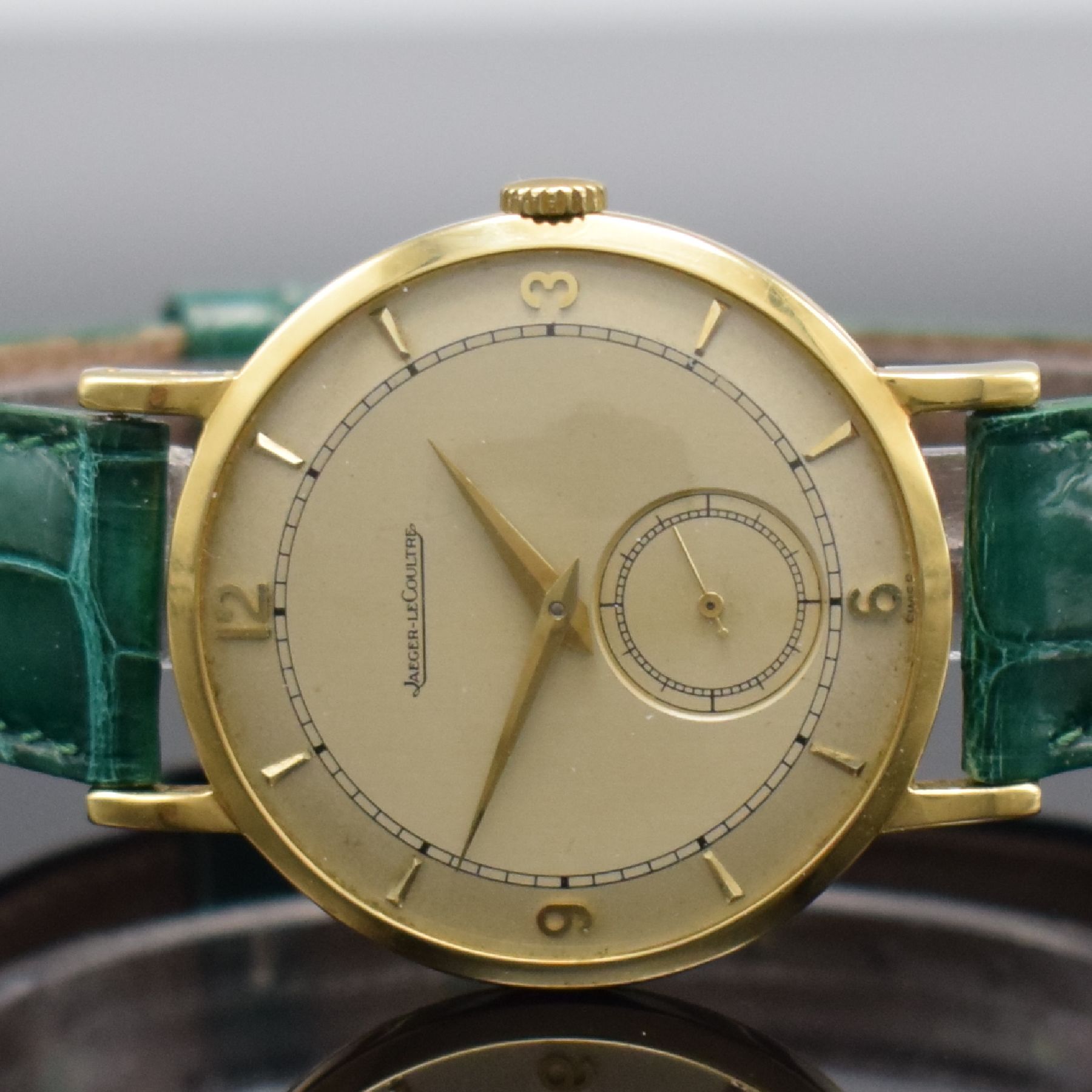 Detail a: Jaeger-LeCoultre elegante Herrenarmbanduhr in GG 750/000, Schweiz um 1950, Handaufzug, 2- tlg. Geh., Boden aufgedr., silb. Duoton Zifferbl. pat., ...