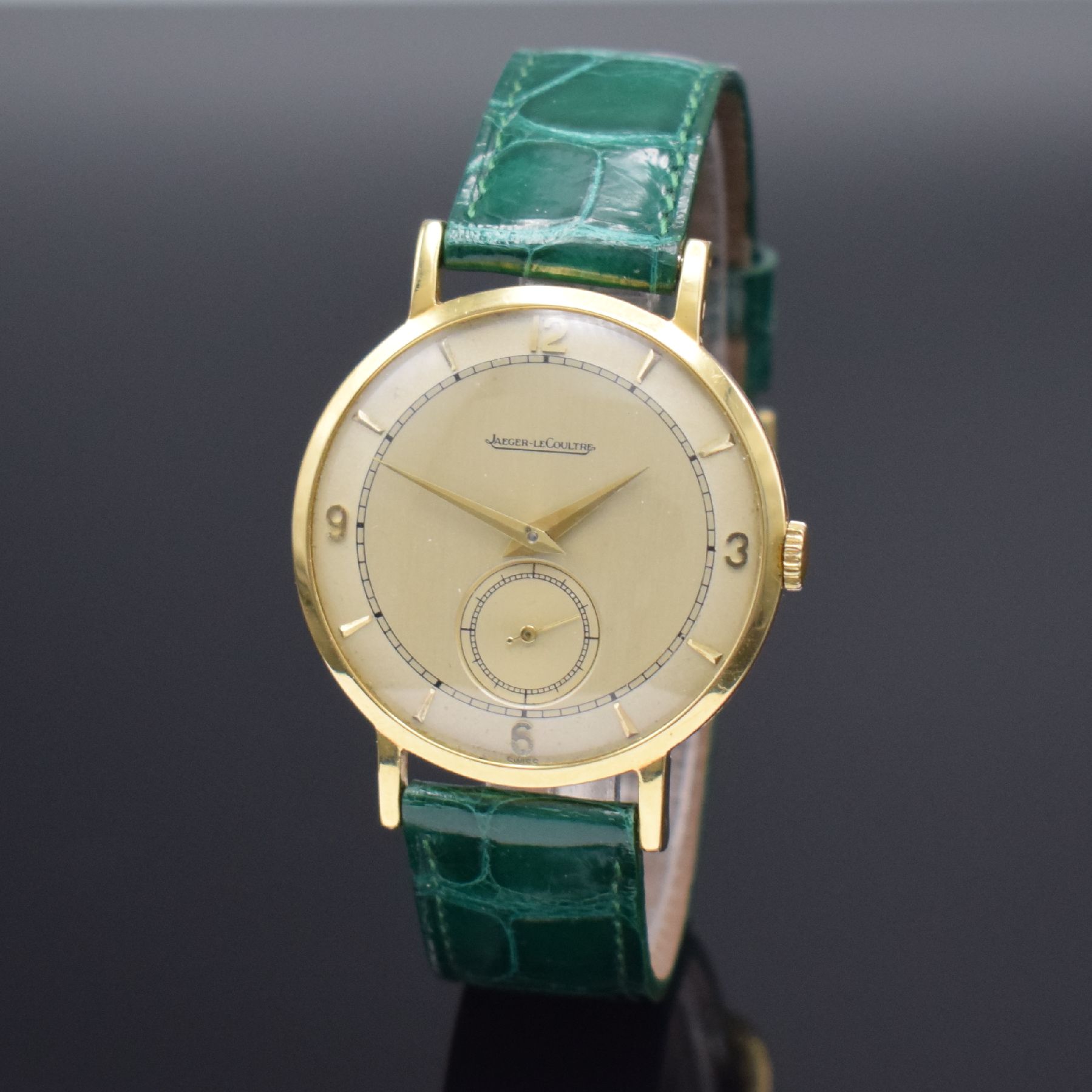 Detail b: Jaeger-LeCoultre elegante Herrenarmbanduhr in GG 750/000, Schweiz um 1950, Handaufzug, 2- tlg. Geh., Boden aufgedr., silb. Duoton Zifferbl. pat., ...