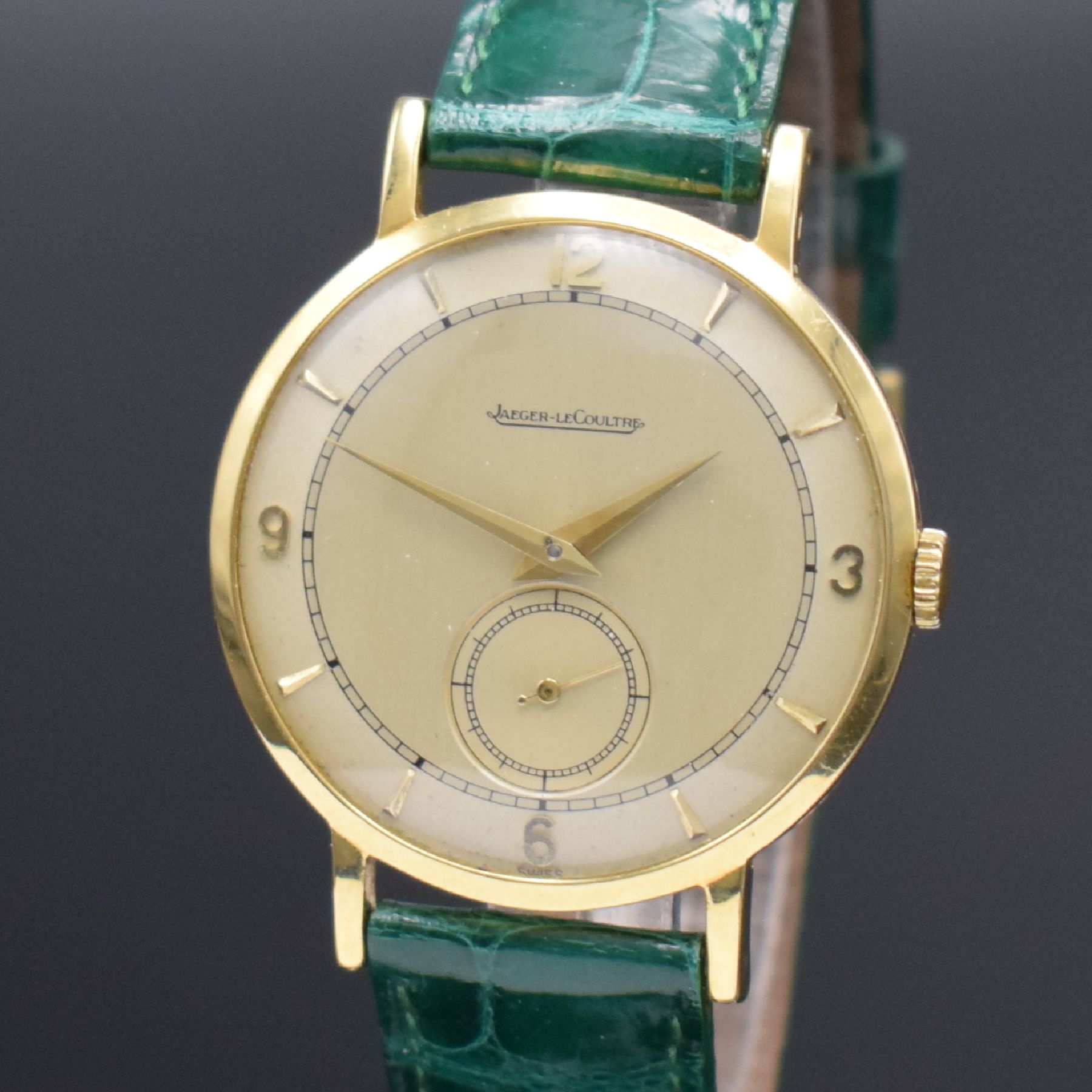 Detail c: Jaeger-LeCoultre elegante Herrenarmbanduhr in GG 750/000, Schweiz um 1950, Handaufzug, 2- tlg. Geh., Boden aufgedr., silb. Duoton Zifferbl. pat., ...