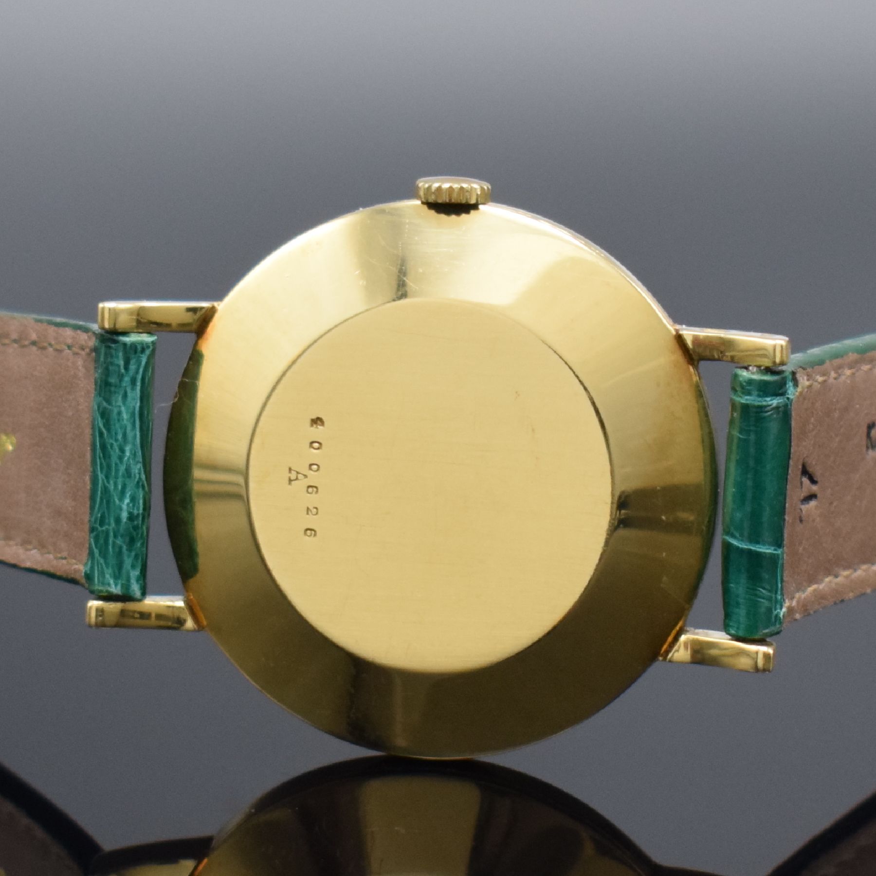 Detail d: Jaeger-LeCoultre elegante Herrenarmbanduhr in GG 750/000, Schweiz um 1950, Handaufzug, 2- tlg. Geh., Boden aufgedr., silb. Duoton Zifferbl. pat., ...