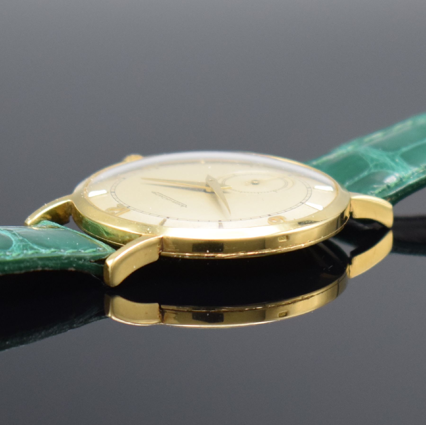 Detail e: Jaeger-LeCoultre elegante Herrenarmbanduhr in GG 750/000, Schweiz um 1950, Handaufzug, 2- tlg. Geh., Boden aufgedr., silb. Duoton Zifferbl. pat., ...