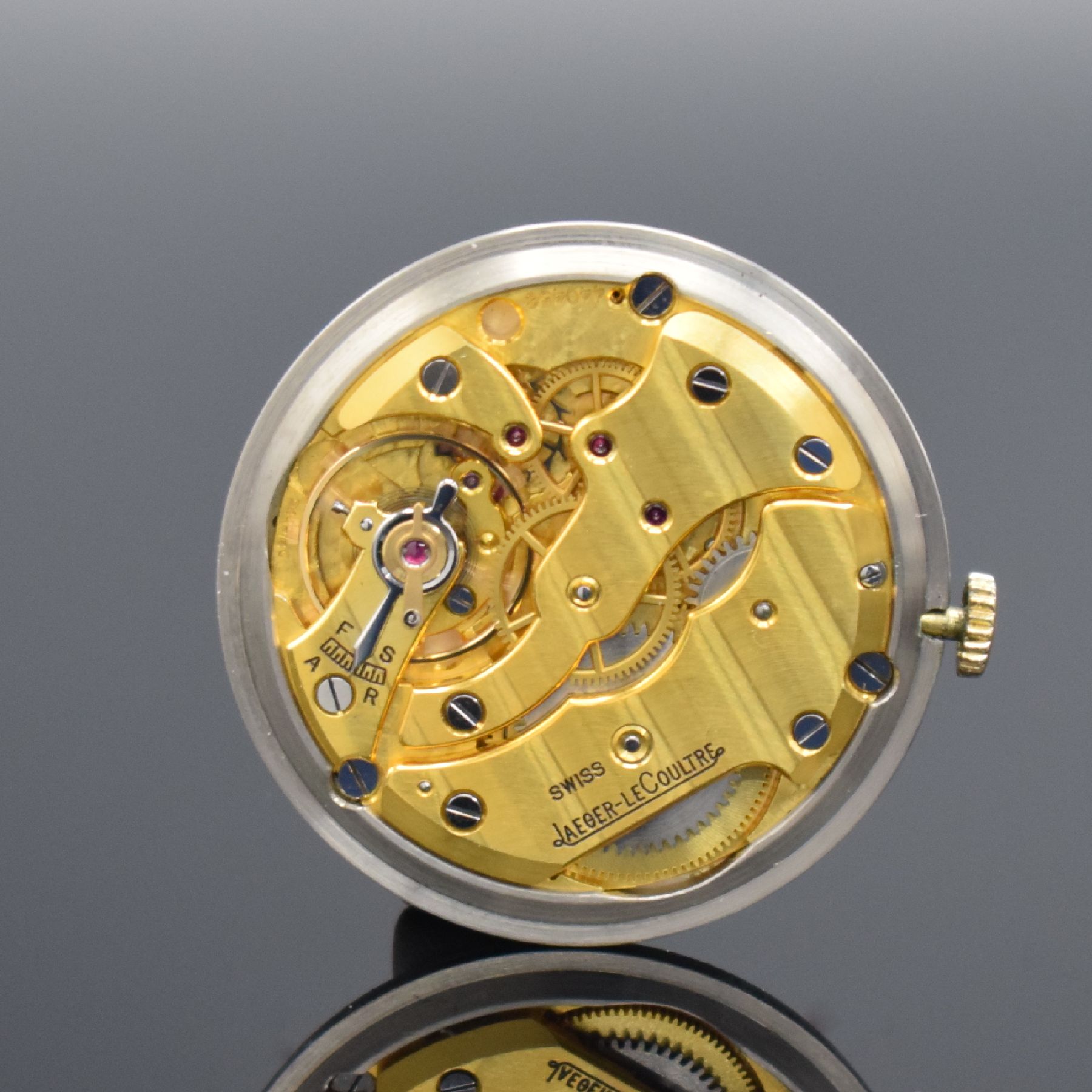 Detail f: Jaeger-LeCoultre elegante Herrenarmbanduhr in GG 750/000, Schweiz um 1950, Handaufzug, 2- tlg. Geh., Boden aufgedr., silb. Duoton Zifferbl. pat., ...