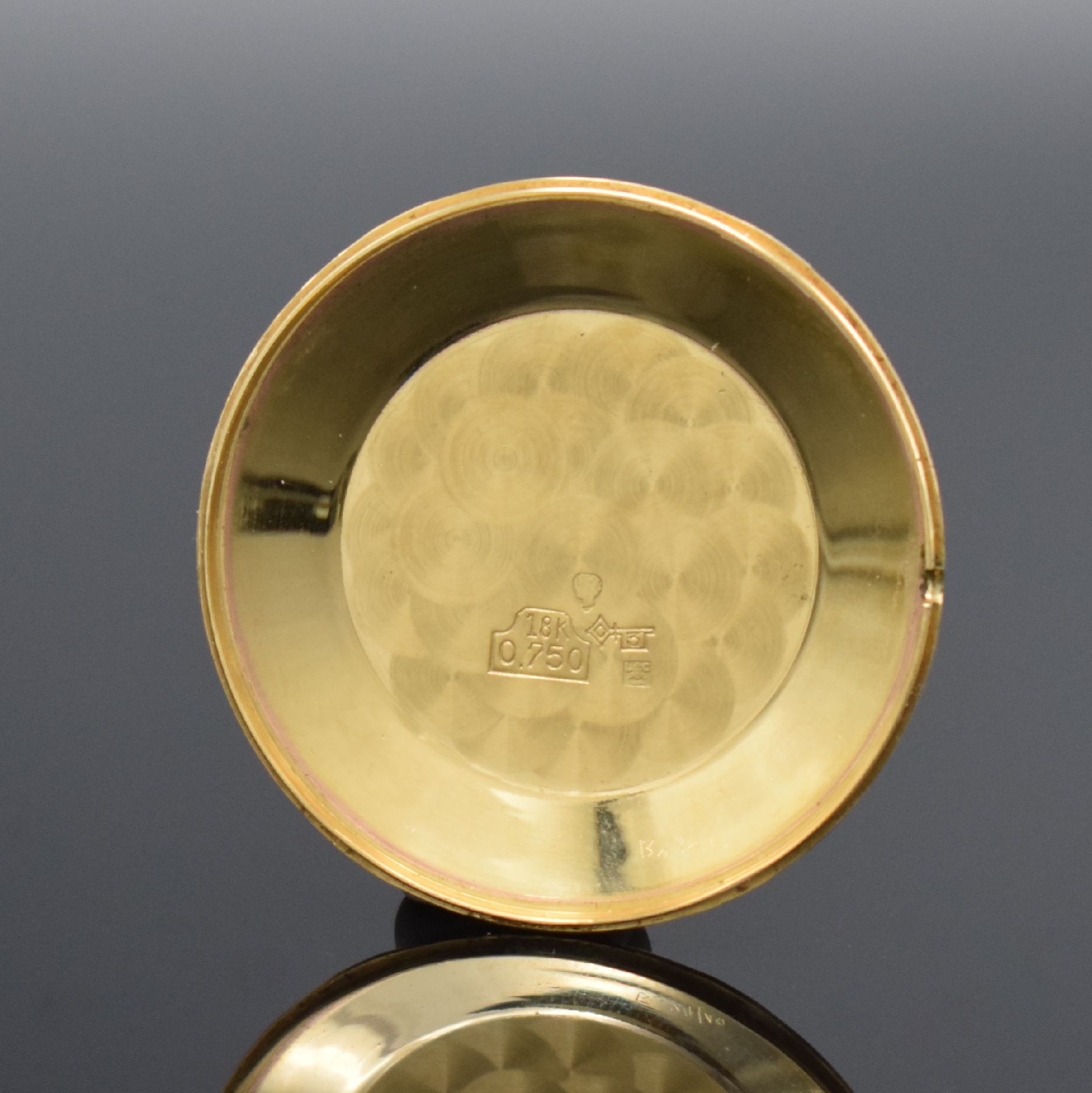 Detail g: Jaeger-LeCoultre elegante Herrenarmbanduhr in GG 750/000, Schweiz um 1950, Handaufzug, 2- tlg. Geh., Boden aufgedr., silb. Duoton Zifferbl. pat., ...
