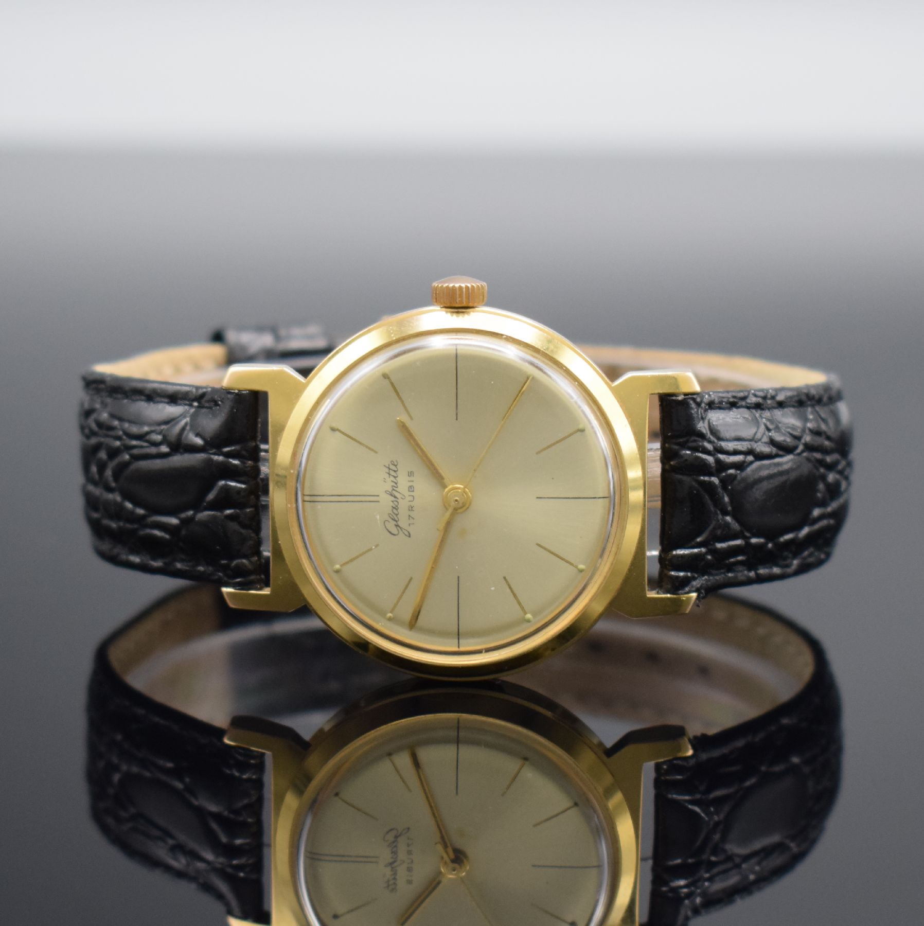 GUB GLASHÜTTE/SA Herrenarmbanduhr, DDR um 1965, Handaufzug, verg. Geh., Edelstahlboden aufgedr., gold. Zifferbl. altersb. fl./pat., gold. Zeiger, ...