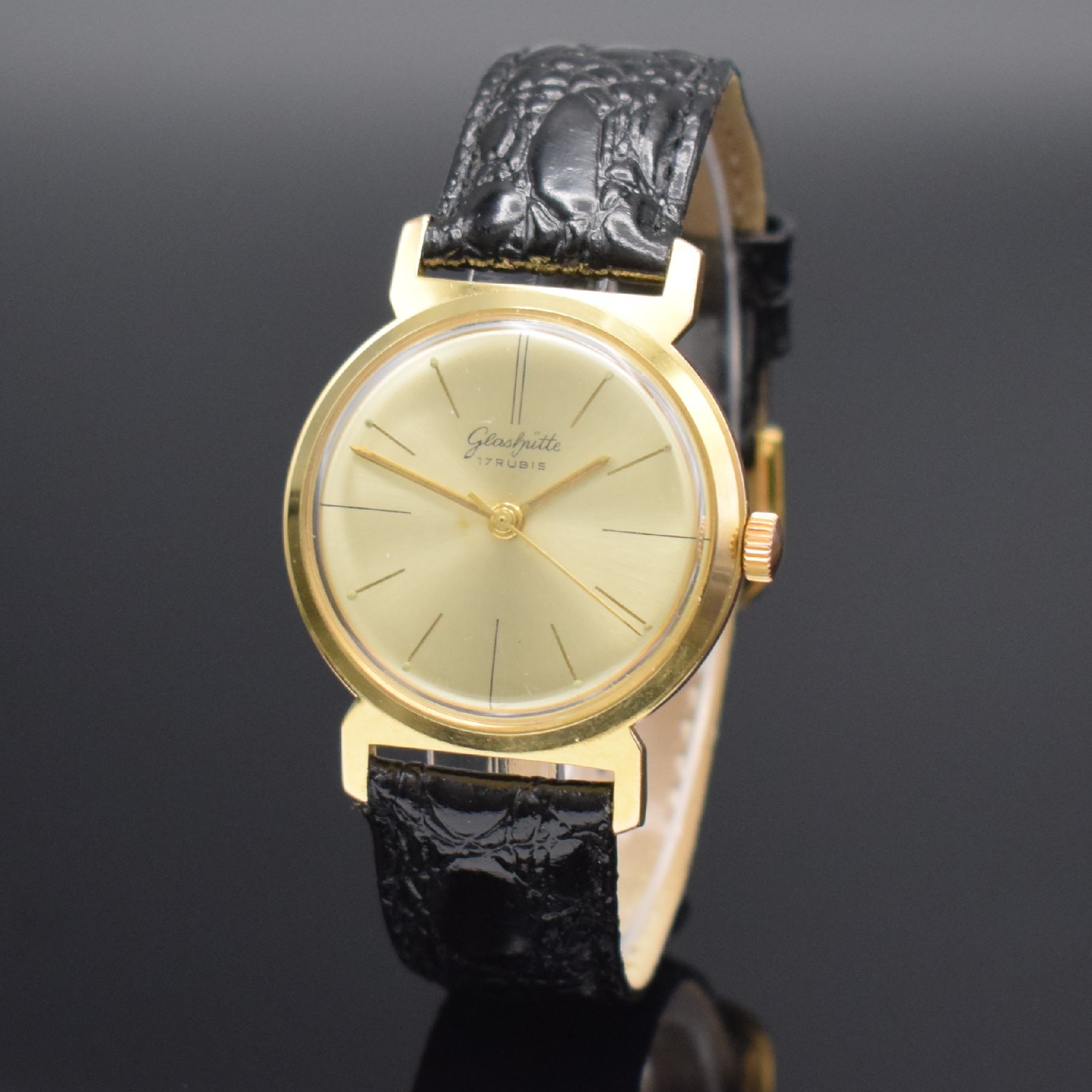 Detail a: GUB GLASHÜTTE/SA Herrenarmbanduhr, DDR um 1965, Handaufzug, verg. Geh., Edelstahlboden aufgedr., gold. Zifferbl. altersb. fl./pat., gold. Zeiger, ...