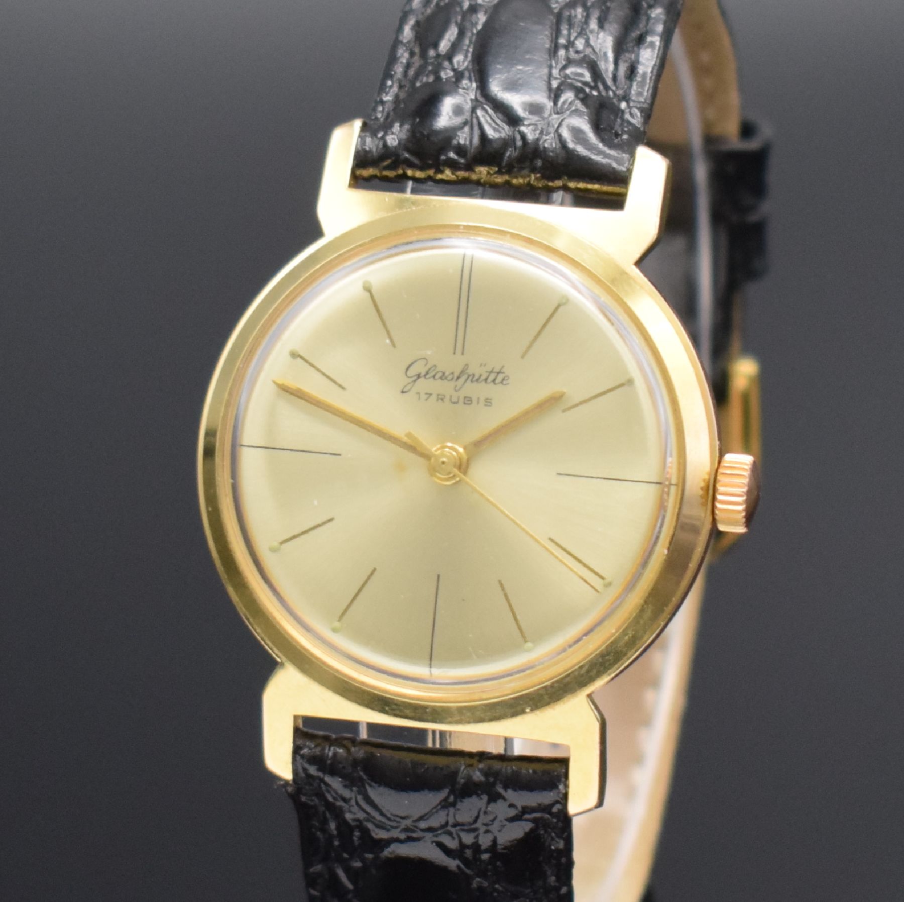 Detail b: GUB GLASHÜTTE/SA Herrenarmbanduhr, DDR um 1965, Handaufzug, verg. Geh., Edelstahlboden aufgedr., gold. Zifferbl. altersb. fl./pat., gold. Zeiger, ...