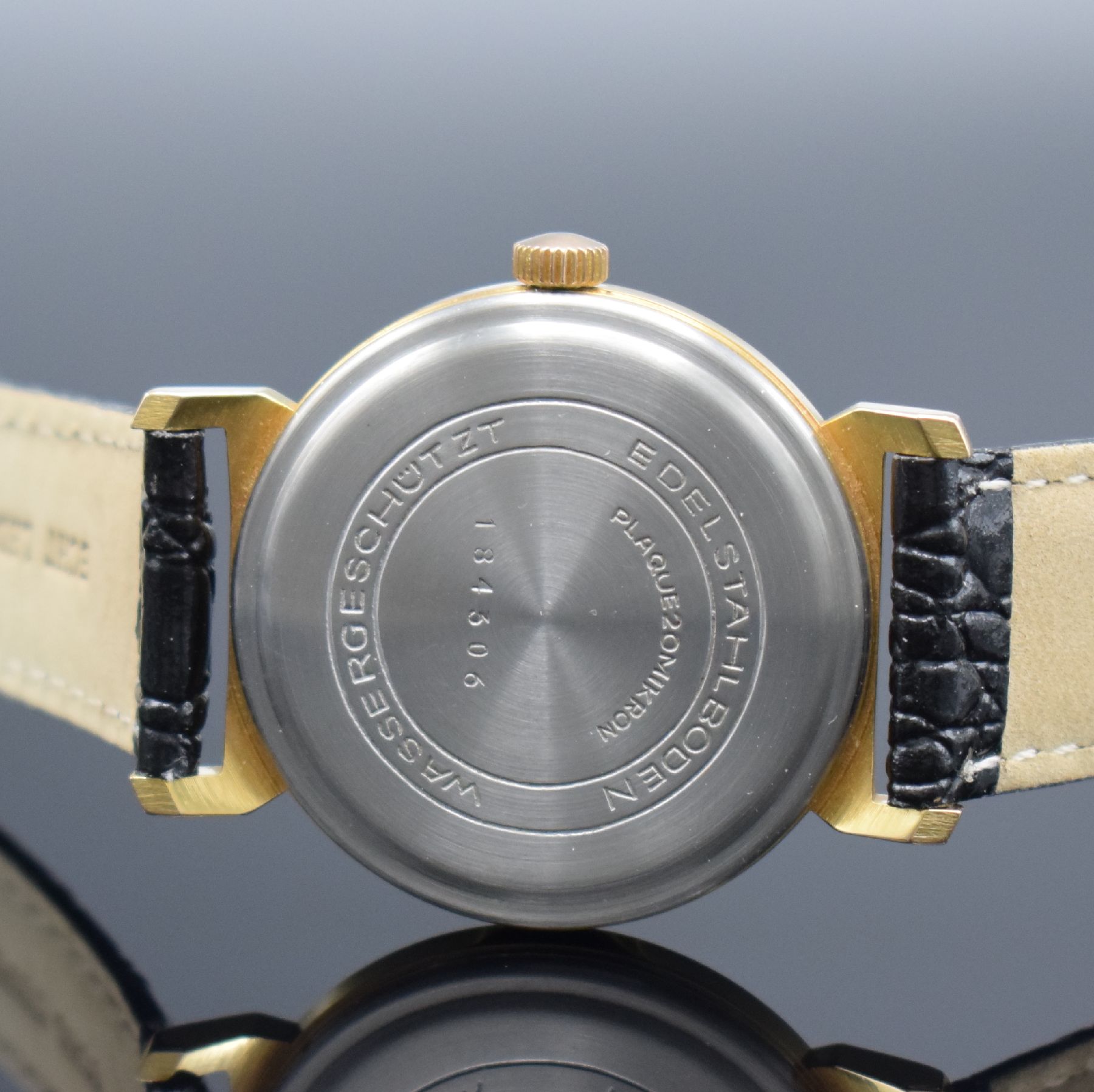 Detail c: GUB GLASHÜTTE/SA Herrenarmbanduhr, DDR um 1965, Handaufzug, verg. Geh., Edelstahlboden aufgedr., gold. Zifferbl. altersb. fl./pat., gold. Zeiger, ...