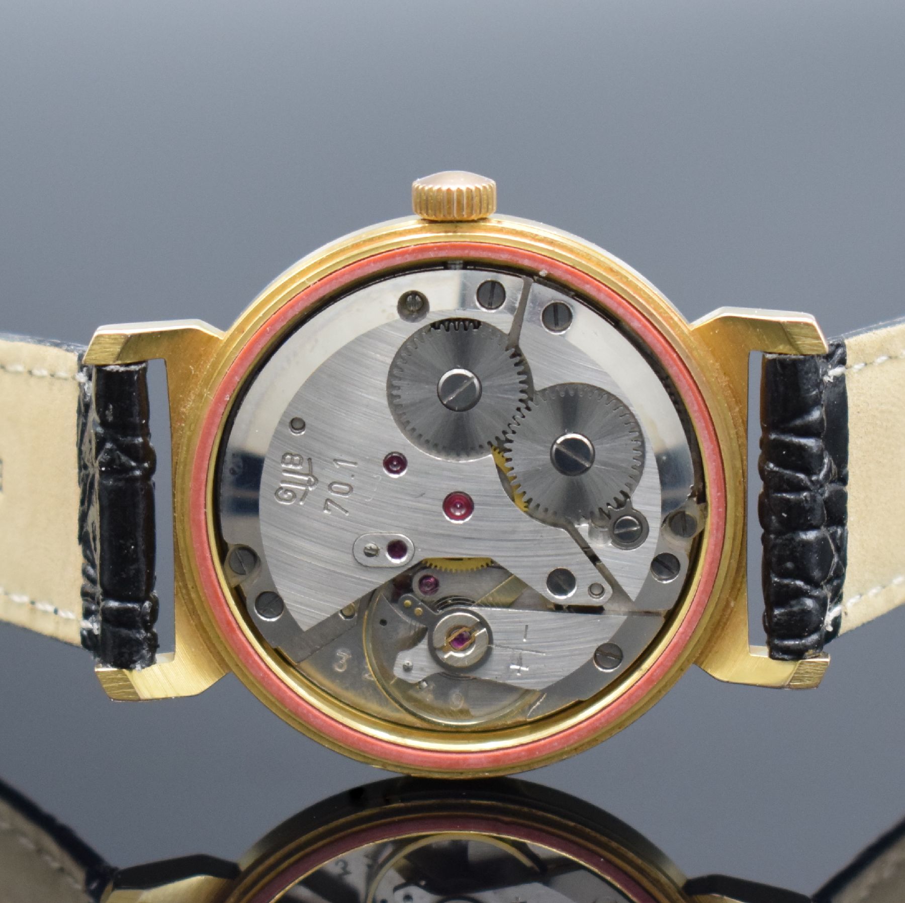 Detail d: GUB GLASHÜTTE/SA Herrenarmbanduhr, DDR um 1965, Handaufzug, verg. Geh., Edelstahlboden aufgedr., gold. Zifferbl. altersb. fl./pat., gold. Zeiger, ...