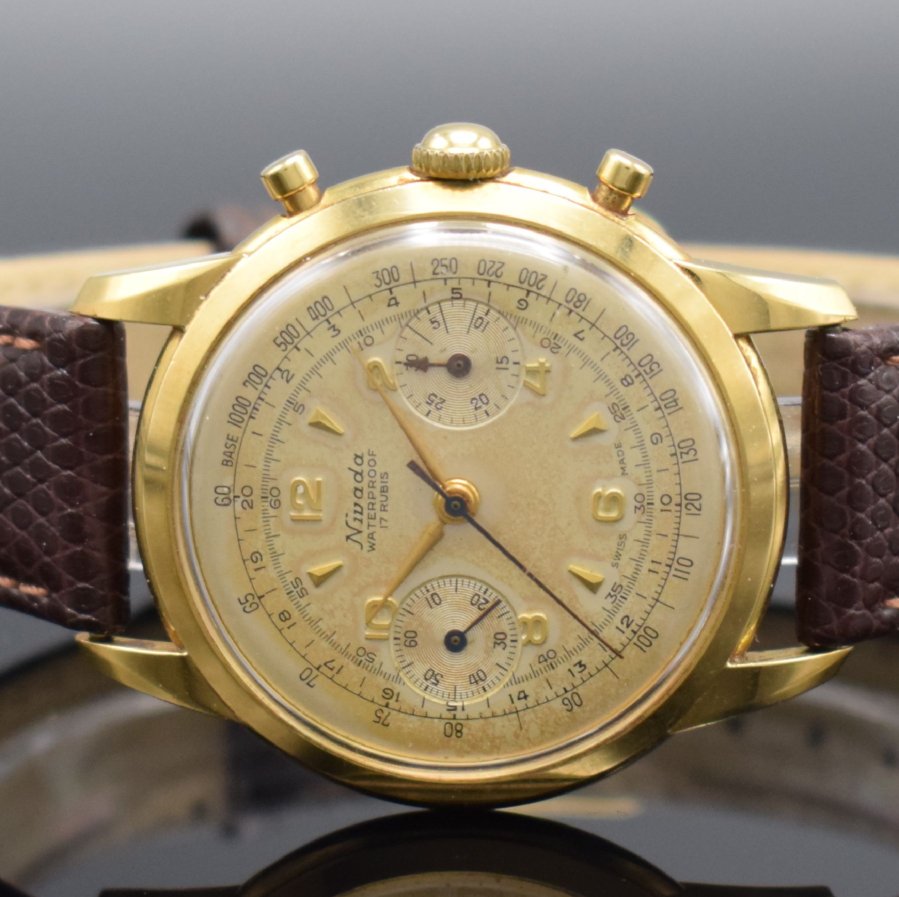 Detail a: NIVADA Schaltradchronograph in GG 750/000, Schweiz um 1950, Handaufzug, 2-tlg. Geh., Boden aufgedr., silb. Zifferbl. pat., gold. Ind. & Zahlen, orig. ...