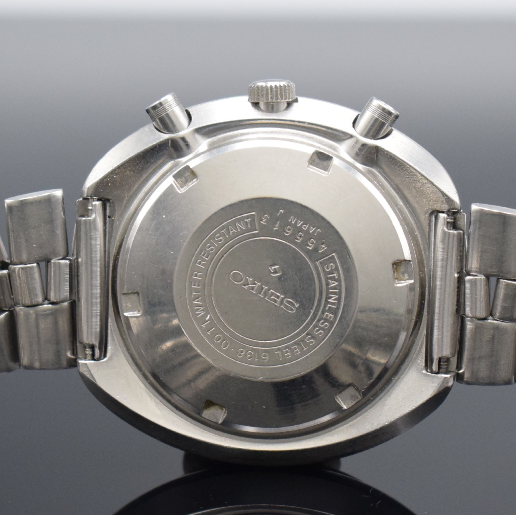 Detail c: SEIKO Schaltradchronograph in Stahl Referenz 6138-0011, Japan für den deutschen Markt um 1970, Automatik, Boden verschr., orig. Gliederband m. ...