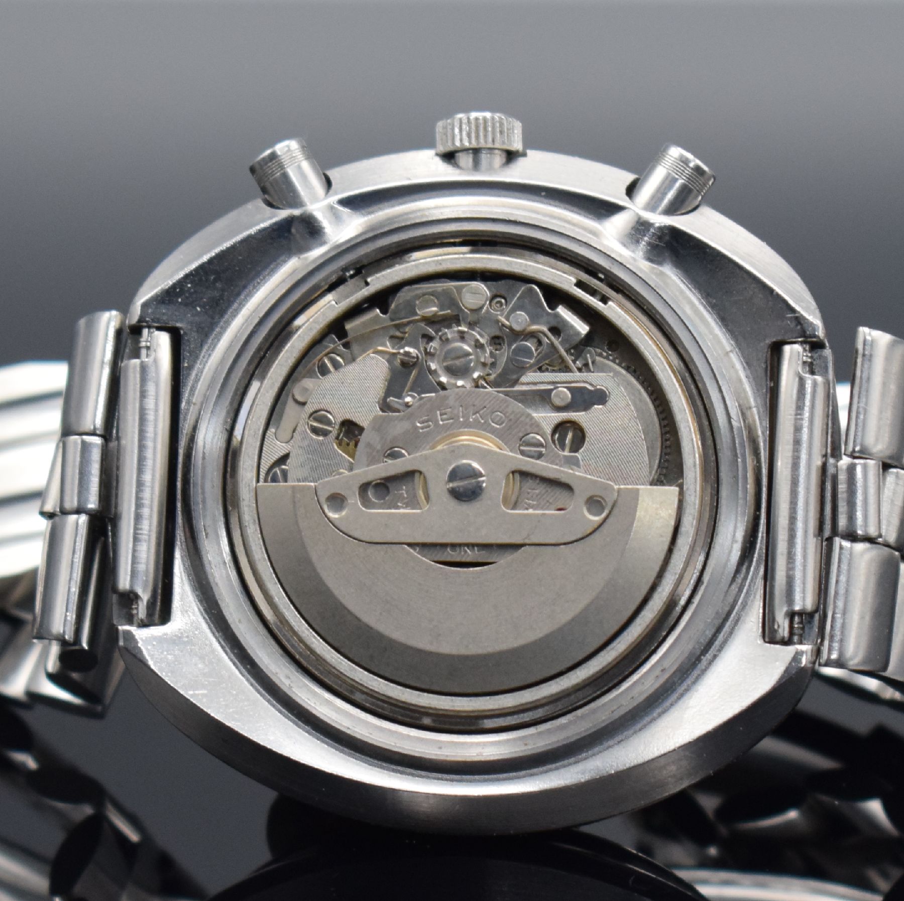 Detail d: SEIKO Schaltradchronograph in Stahl Referenz 6138-0011, Japan für den deutschen Markt um 1970, Automatik, Boden verschr., orig. Gliederband m. ...