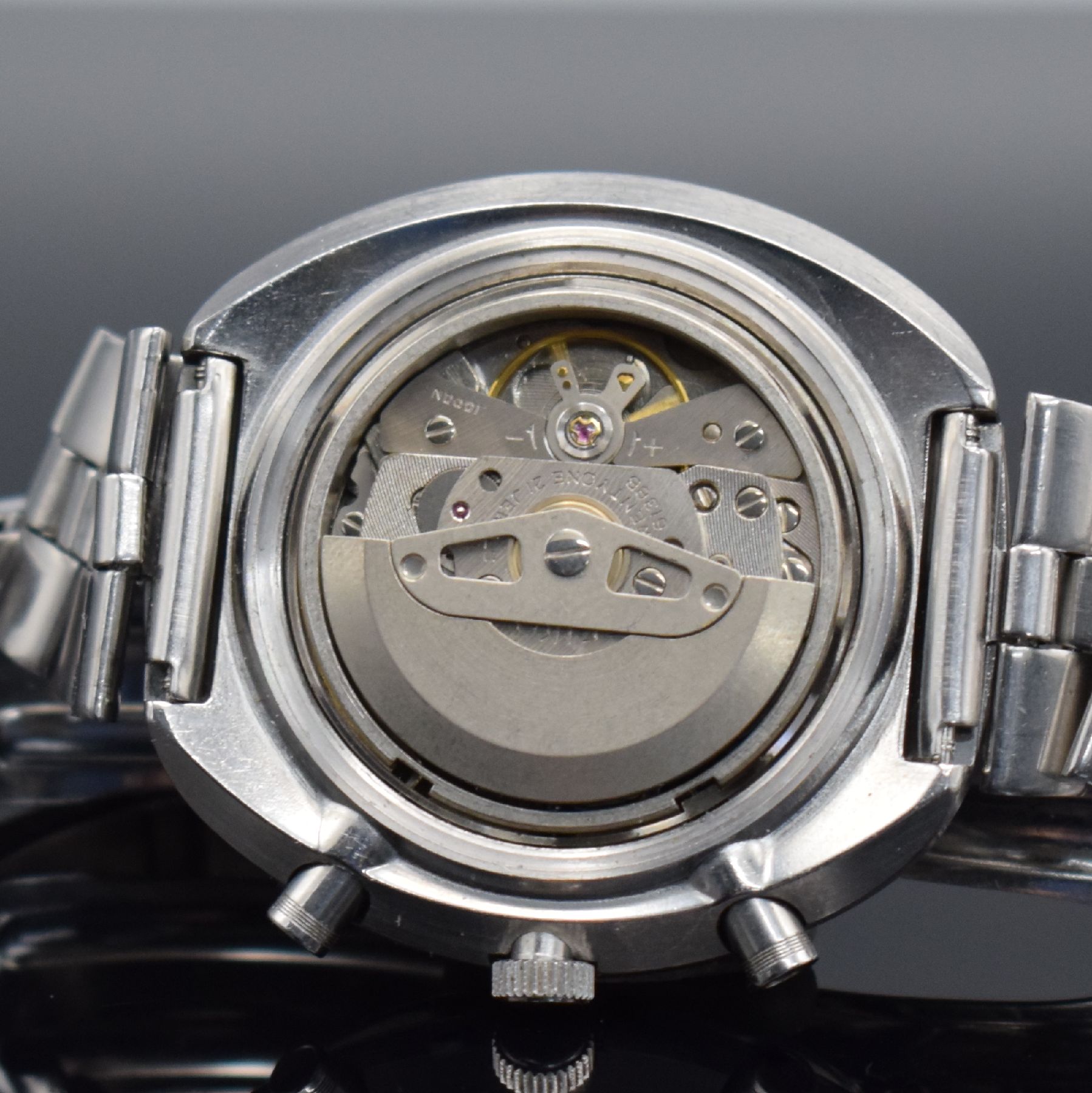 Detail e: SEIKO Schaltradchronograph in Stahl Referenz 6138-0011, Japan für den deutschen Markt um 1970, Automatik, Boden verschr., orig. Gliederband m. ...