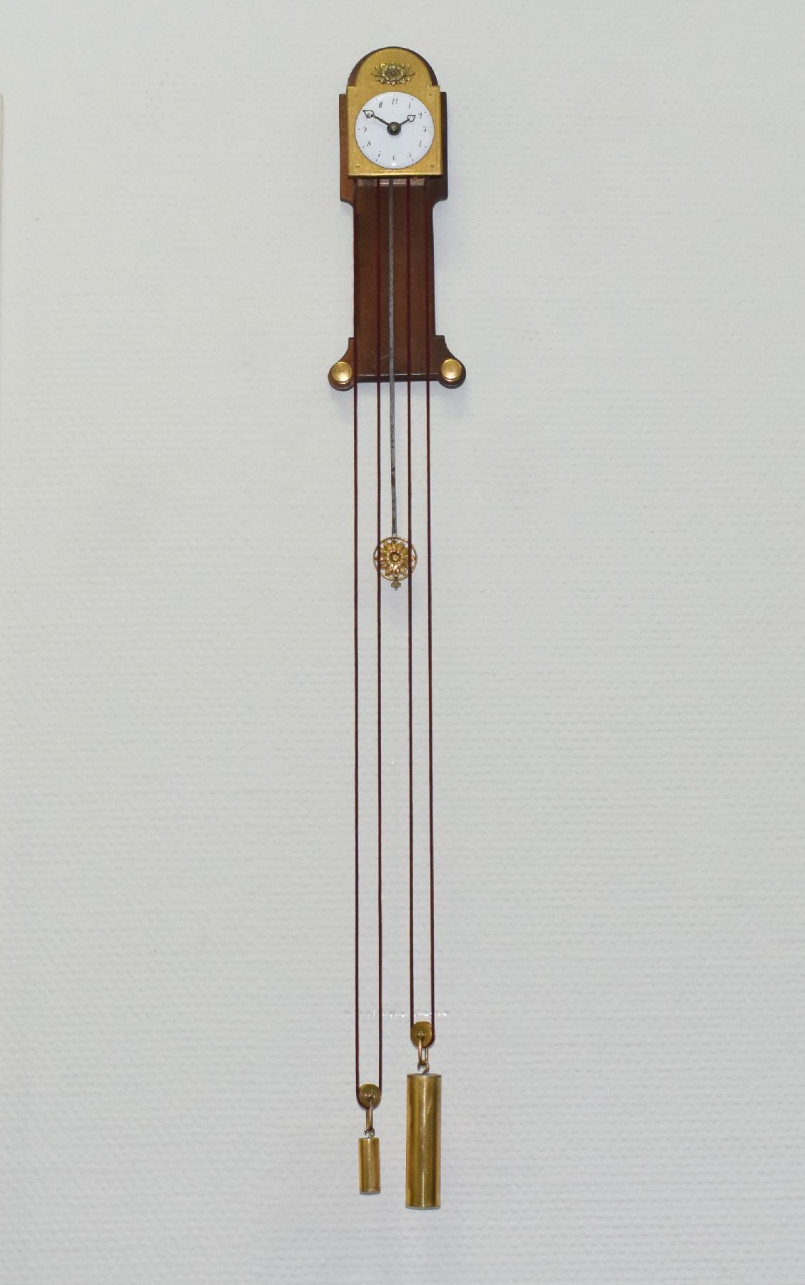 Seltene Miniatur-Wanduhr mit Huygensschem Aufzug, um 1880, justierbares Holzbrett, darauf montierte Messingplatte m. Pendel- & Werkaufhängung, ...