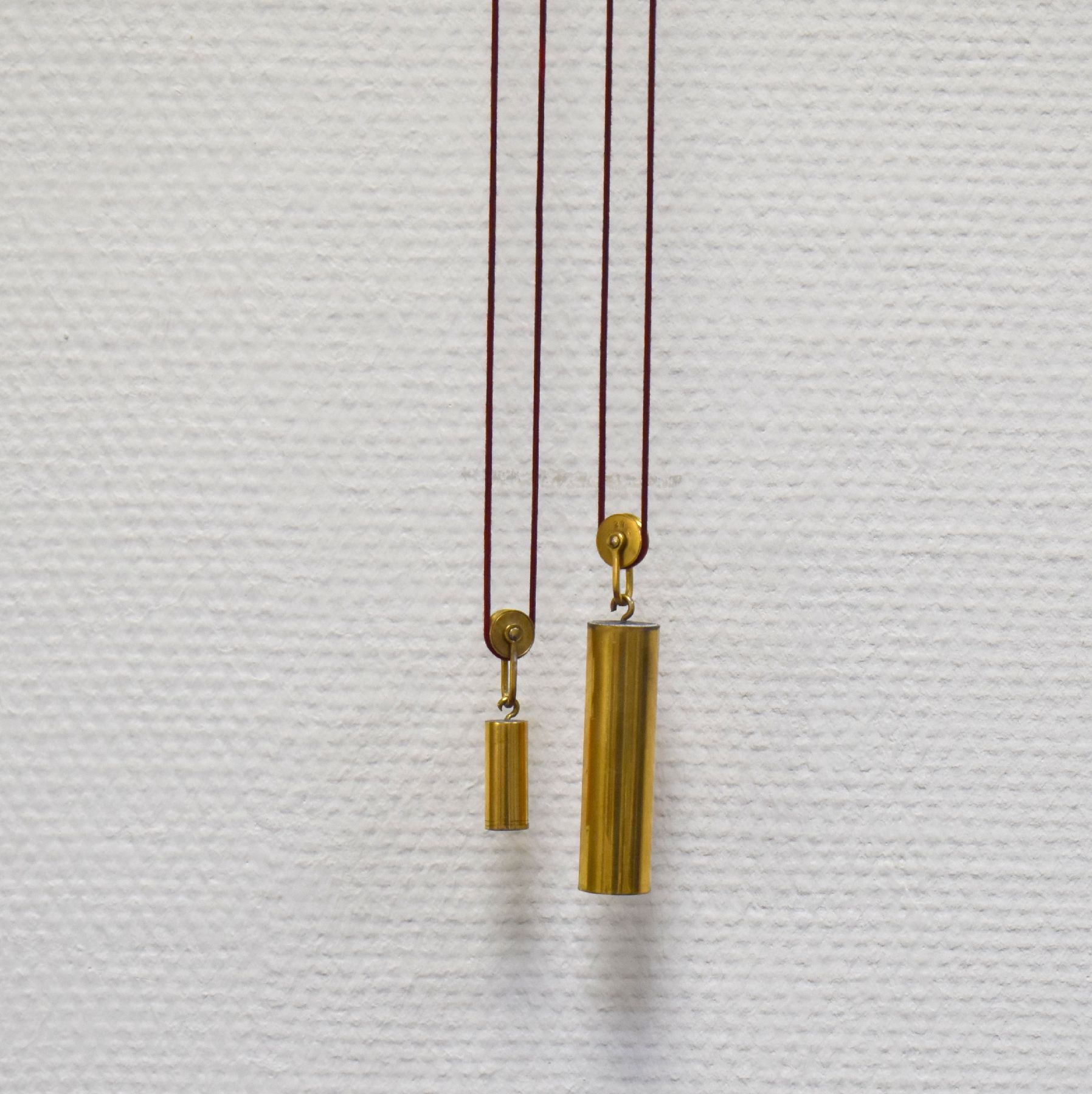 Detail a: Seltene Miniatur-Wanduhr mit Huygensschem Aufzug, um 1880, justierbares Holzbrett, darauf montierte Messingplatte m. Pendel- & Werkaufhängung, ...