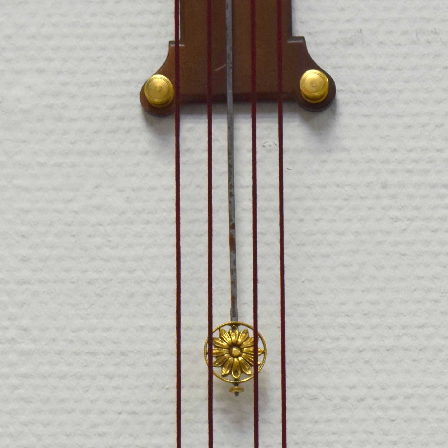Detail b: Seltene Miniatur-Wanduhr mit Huygensschem Aufzug, um 1880, justierbares Holzbrett, darauf montierte Messingplatte m. Pendel- & Werkaufhängung, ...