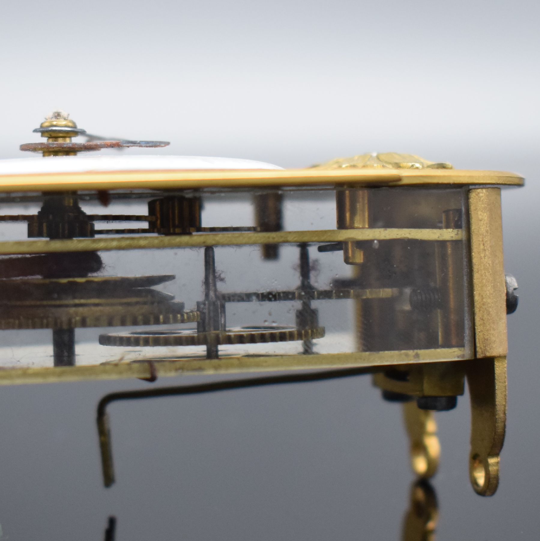 Detail e: Seltene Miniatur-Wanduhr mit Huygensschem Aufzug, um 1880, justierbares Holzbrett, darauf montierte Messingplatte m. Pendel- & Werkaufhängung, ...