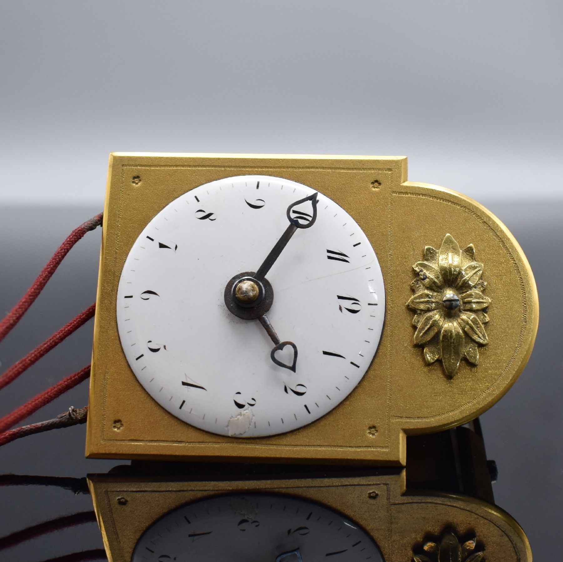 Detail f: Seltene Miniatur-Wanduhr mit Huygensschem Aufzug, um 1880, justierbares Holzbrett, darauf montierte Messingplatte m. Pendel- & Werkaufhängung, ...
