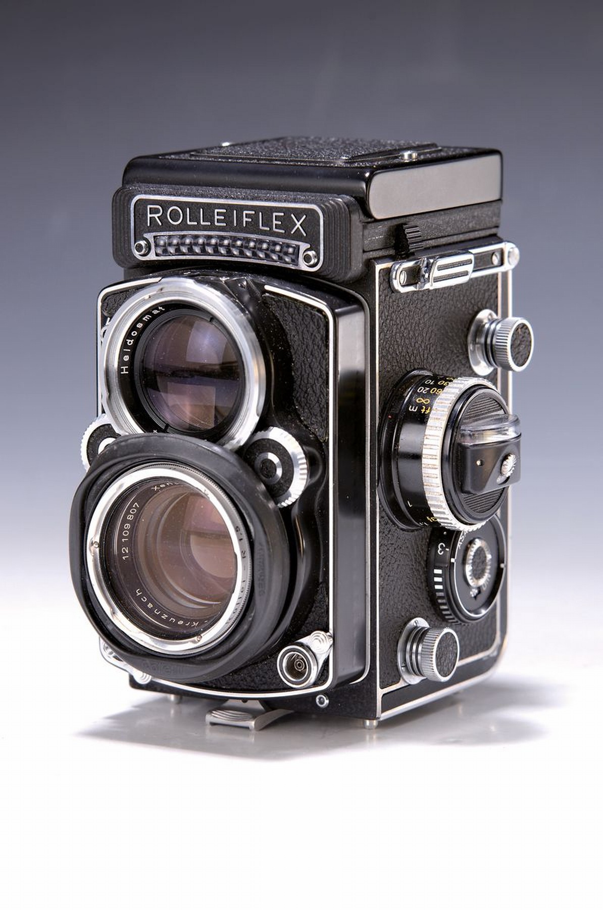 Kamera Rolleiflex 2.8F, mit Xenotar 1:2.8/60 und Heldosmat 1:2.8/80, mit Lederbereitschaftstasche und Anleitung. Verschluß defekt, Gehäuse in gutem ...