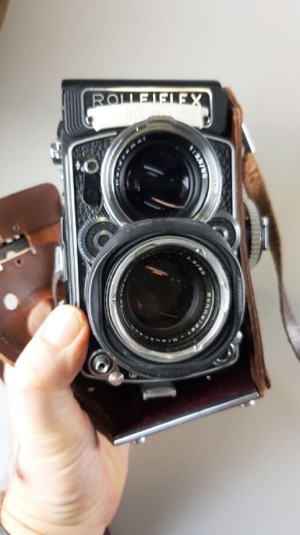 Detail b: Kamera Rolleiflex 2.8F, mit Xenotar 1:2.8/60 und Heldosmat 1:2.8/80, mit Lederbereitschaftstasche und Anleitung. Verschluß defekt, Gehäuse in gutem ...