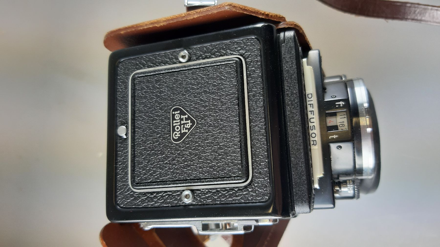 Detail c: Kamera Rolleiflex 2.8F, mit Xenotar 1:2.8/60 und Heldosmat 1:2.8/80, mit Lederbereitschaftstasche und Anleitung. Verschluß defekt, Gehäuse in gutem ...