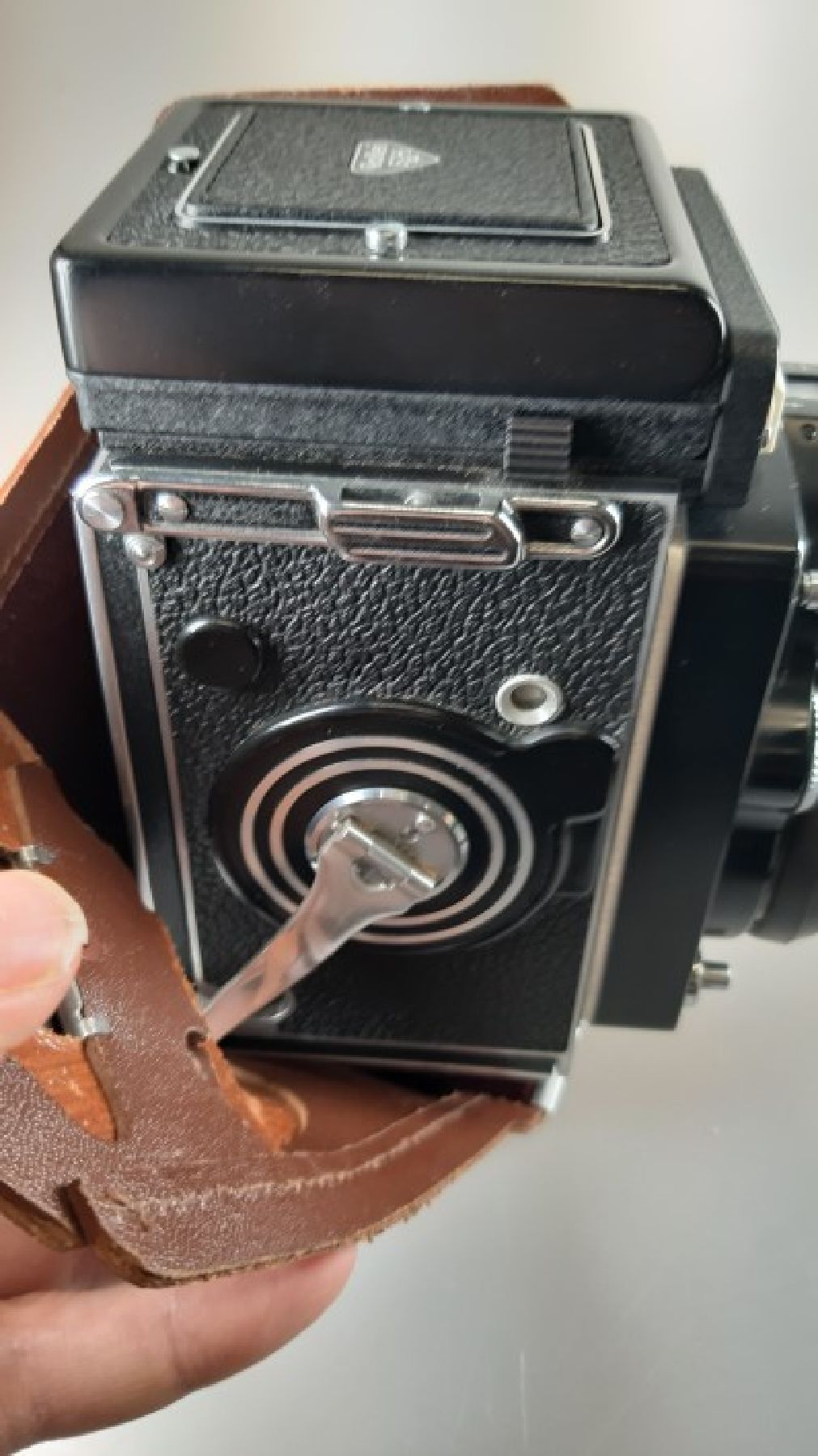 Detail d: Kamera Rolleiflex 2.8F, mit Xenotar 1:2.8/60 und Heldosmat 1:2.8/80, mit Lederbereitschaftstasche und Anleitung. Verschluß defekt, Gehäuse in gutem ...