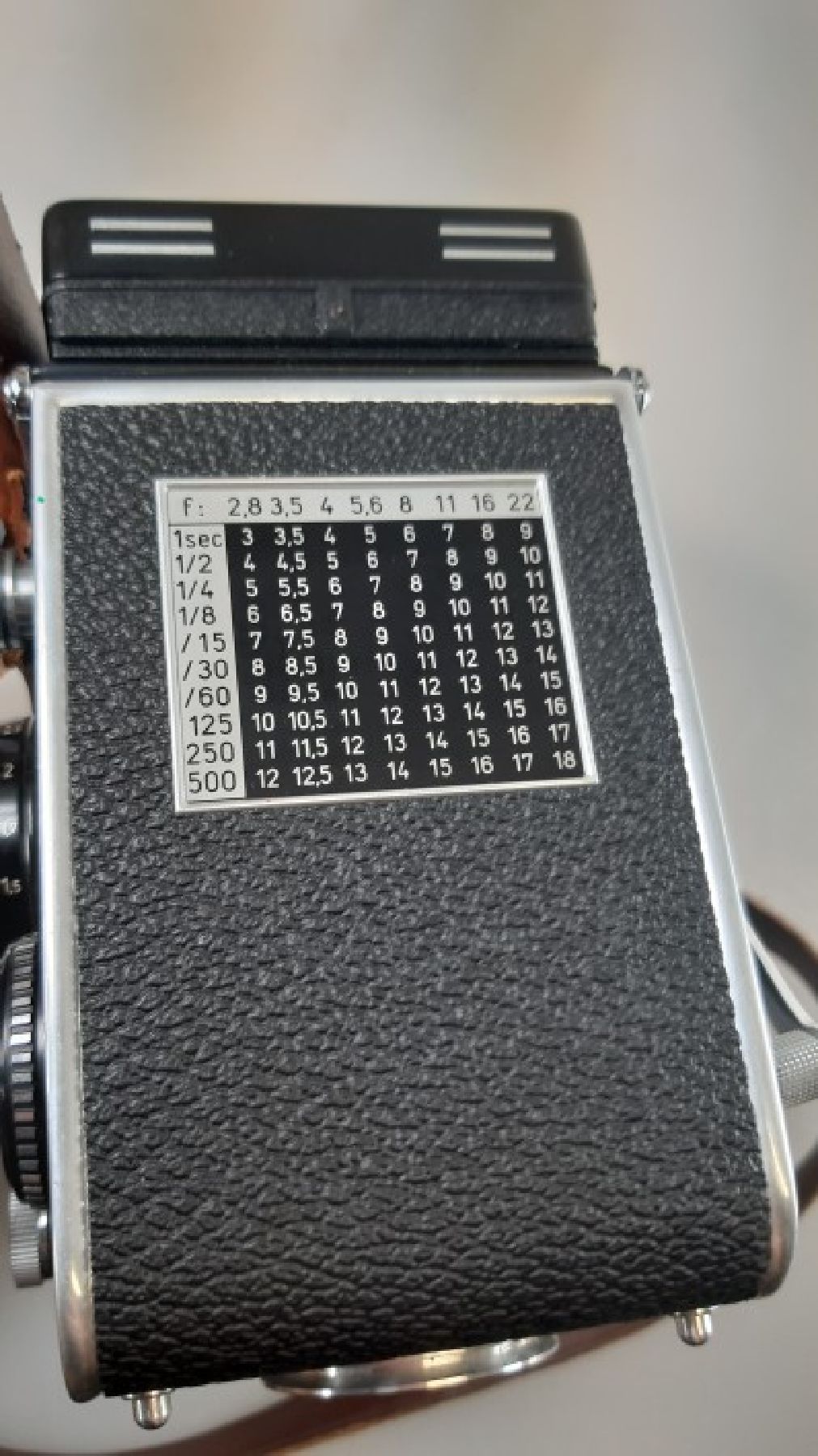 Detail e: Kamera Rolleiflex 2.8F, mit Xenotar 1:2.8/60 und Heldosmat 1:2.8/80, mit Lederbereitschaftstasche und Anleitung. Verschluß defekt, Gehäuse in gutem ...