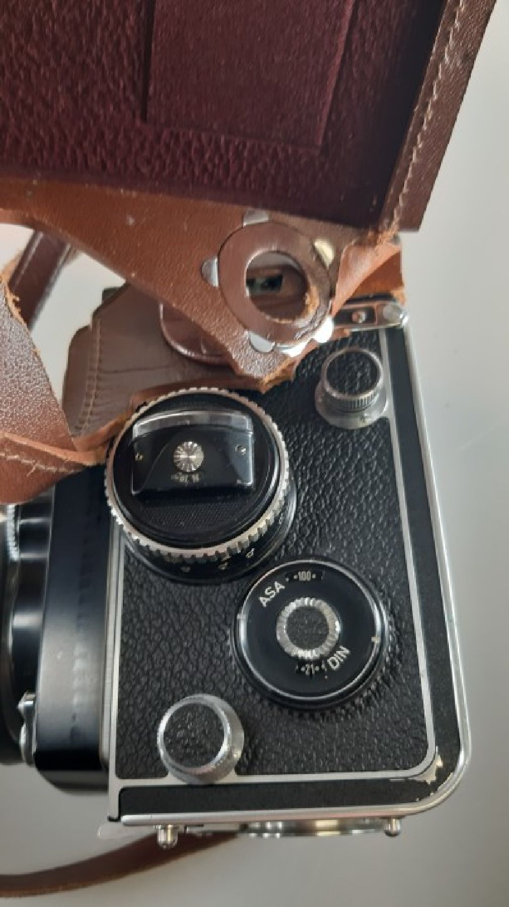 Detail f: Kamera Rolleiflex 2.8F, mit Xenotar 1:2.8/60 und Heldosmat 1:2.8/80, mit Lederbereitschaftstasche und Anleitung. Verschluß defekt, Gehäuse in gutem ...