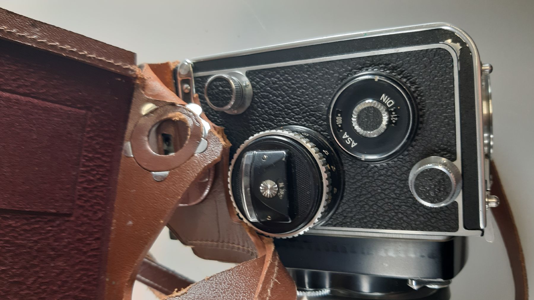 Detail g: Kamera Rolleiflex 2.8F, mit Xenotar 1:2.8/60 und Heldosmat 1:2.8/80, mit Lederbereitschaftstasche und Anleitung. Verschluß defekt, Gehäuse in gutem ...