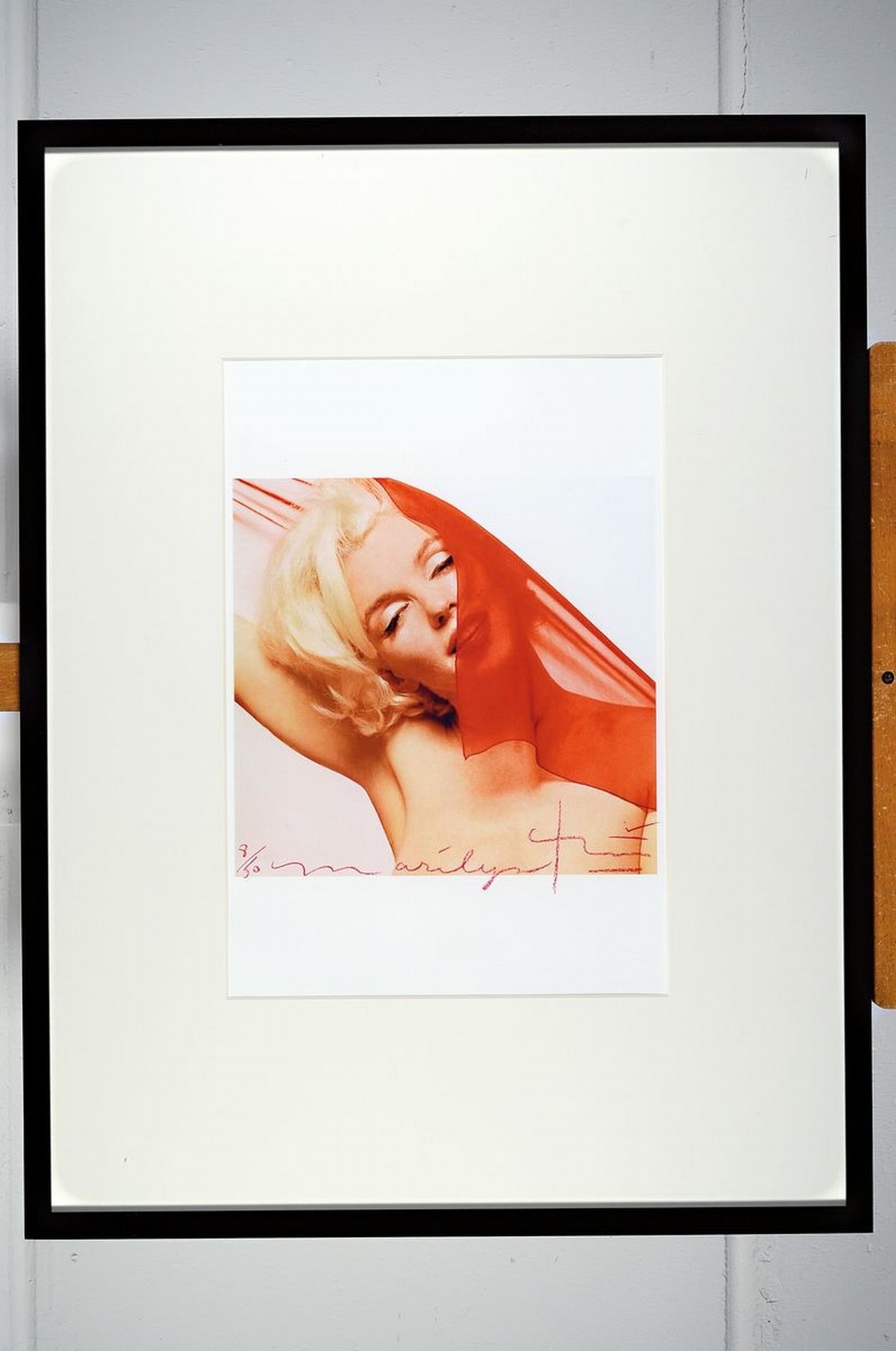 Detail k: Bert Stern, 1929 - 2013, Fotografie auf dickem, mattem Fotopapier, Marilyn in Red Scarf, handsigniert und num. 8/50, auf der Rückseite der ...