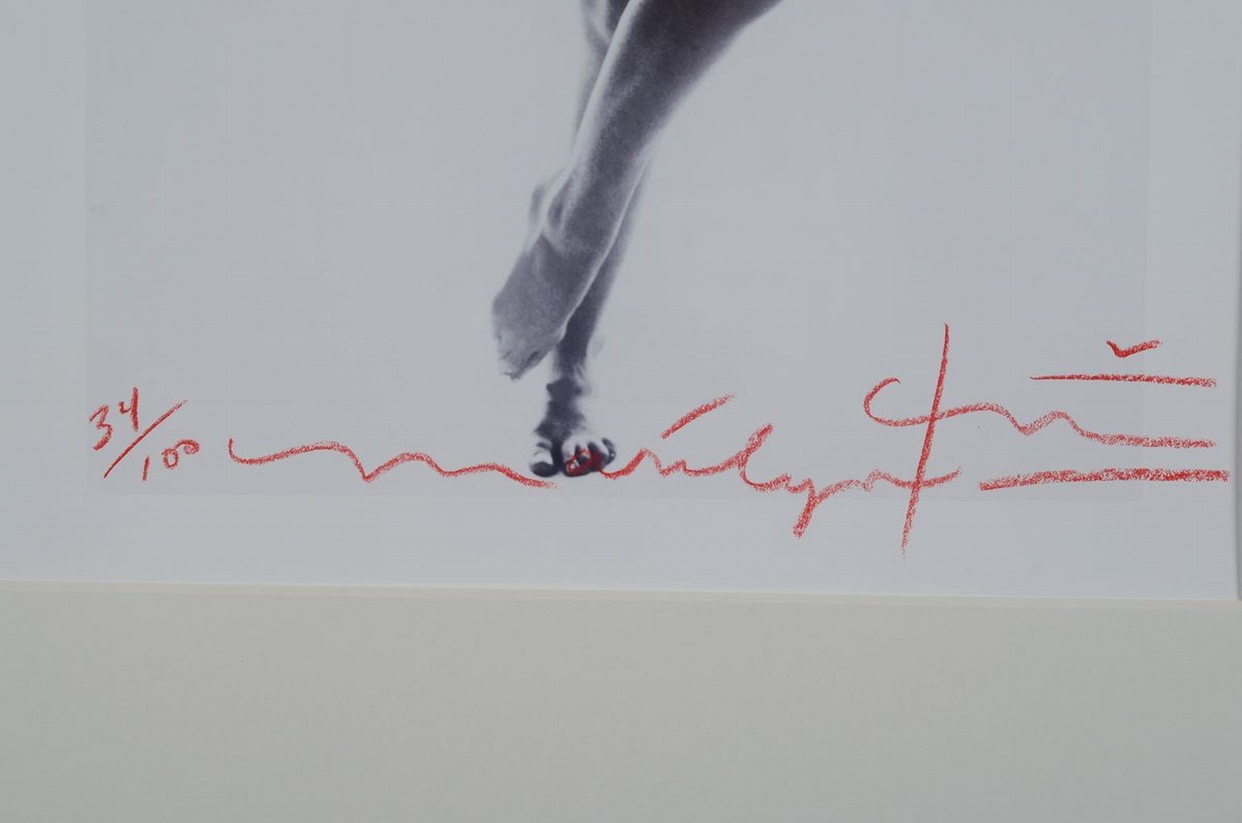 Detail a: Bert Stern, 1929 - 2013, Fotografie auf dickem, mattem Fotopapier, Marilyn in black, white scarf, handsigniert und num. 34/100, auf der Rückseite ...