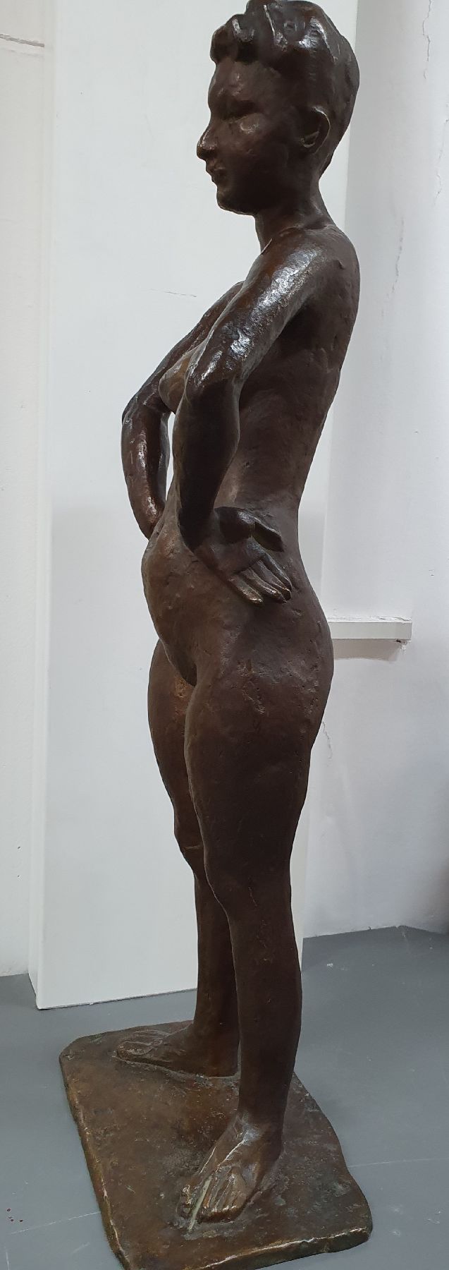 Detail b: Prof. Karl Trummer, 1906 Fürstenfeldbruck - 1957 Mannheim, Bronzeskulptur, stehender weiblicher Akt, Unikat, (verlorene Form), H. 65 cm, diese ...