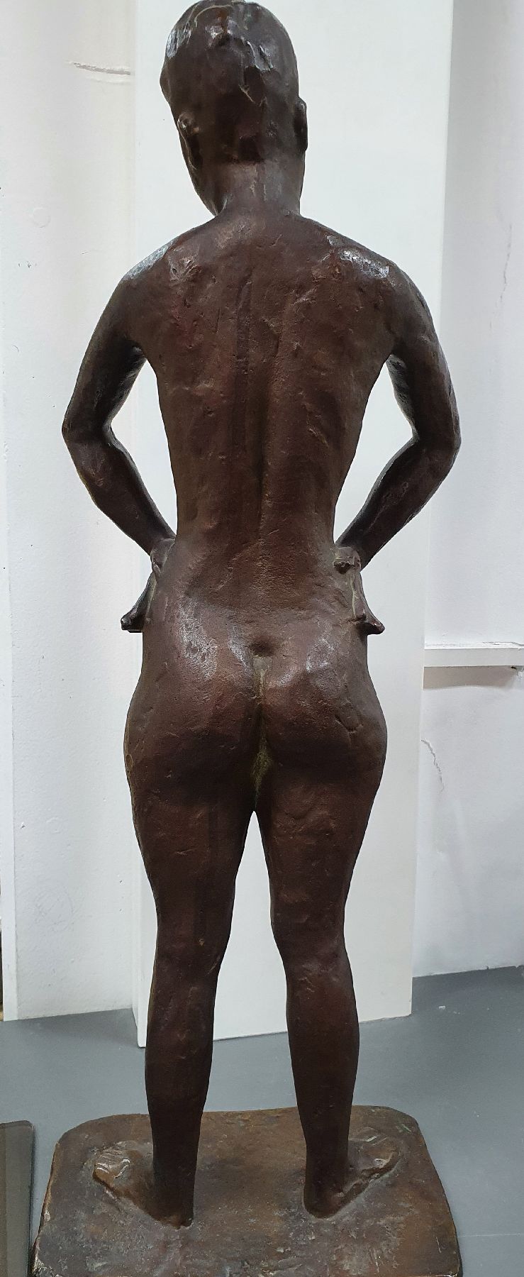 Detail c: Prof. Karl Trummer, 1906 Fürstenfeldbruck - 1957 Mannheim, Bronzeskulptur, stehender weiblicher Akt, Unikat, (verlorene Form), H. 65 cm, diese ...