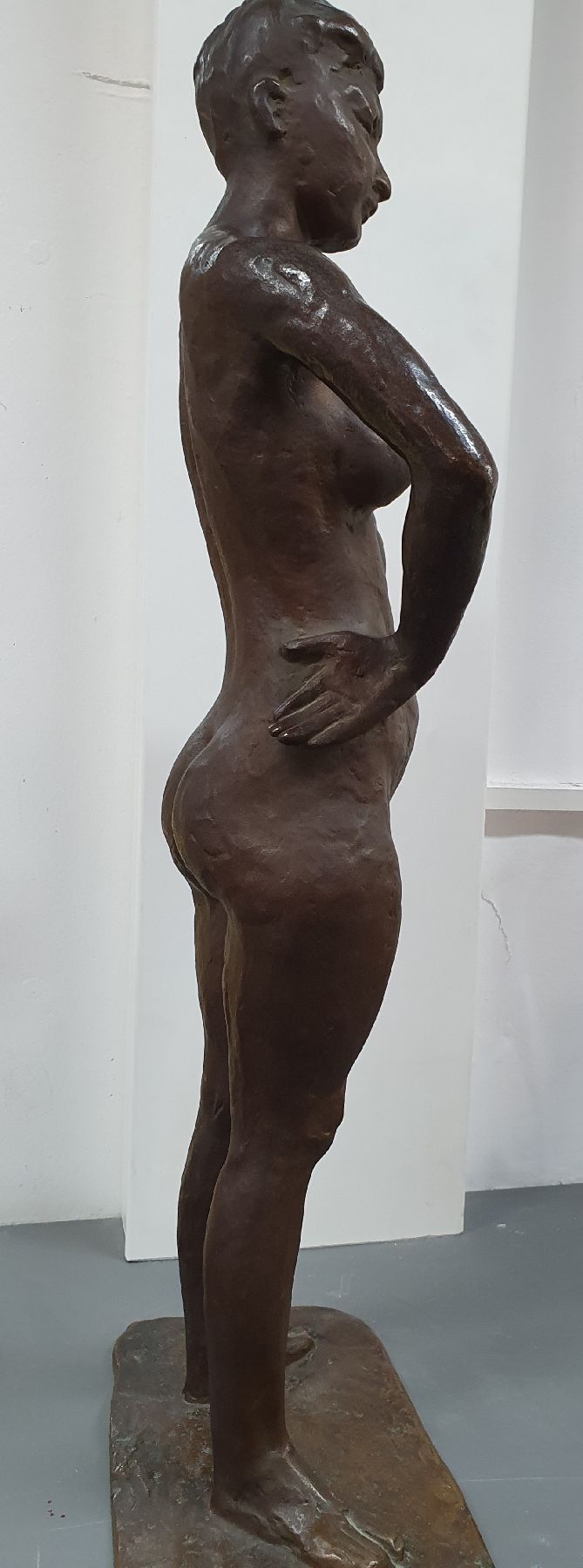 Detail d: Prof. Karl Trummer, 1906 Fürstenfeldbruck - 1957 Mannheim, Bronzeskulptur, stehender weiblicher Akt, Unikat, (verlorene Form), H. 65 cm, diese ...