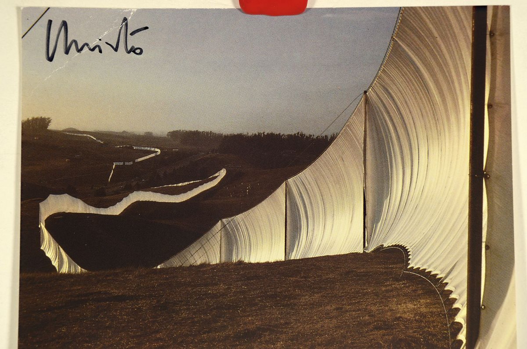 Detail k: Christo, 1935 - 2020, Multiple/Autograph, Jean Claude und Christo, handsignierte Kunstpostkarte an Gary Sandman, selten handgeschriebene Postkarte ...
