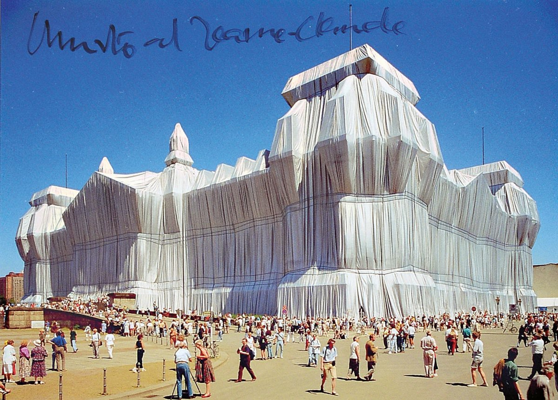 Christo, 1935 - 2020, dreiteiliges Konvolut: handsigniertes Multiple "Verhüllter Reichstag" (Wrapped Reichstag), großes original ...