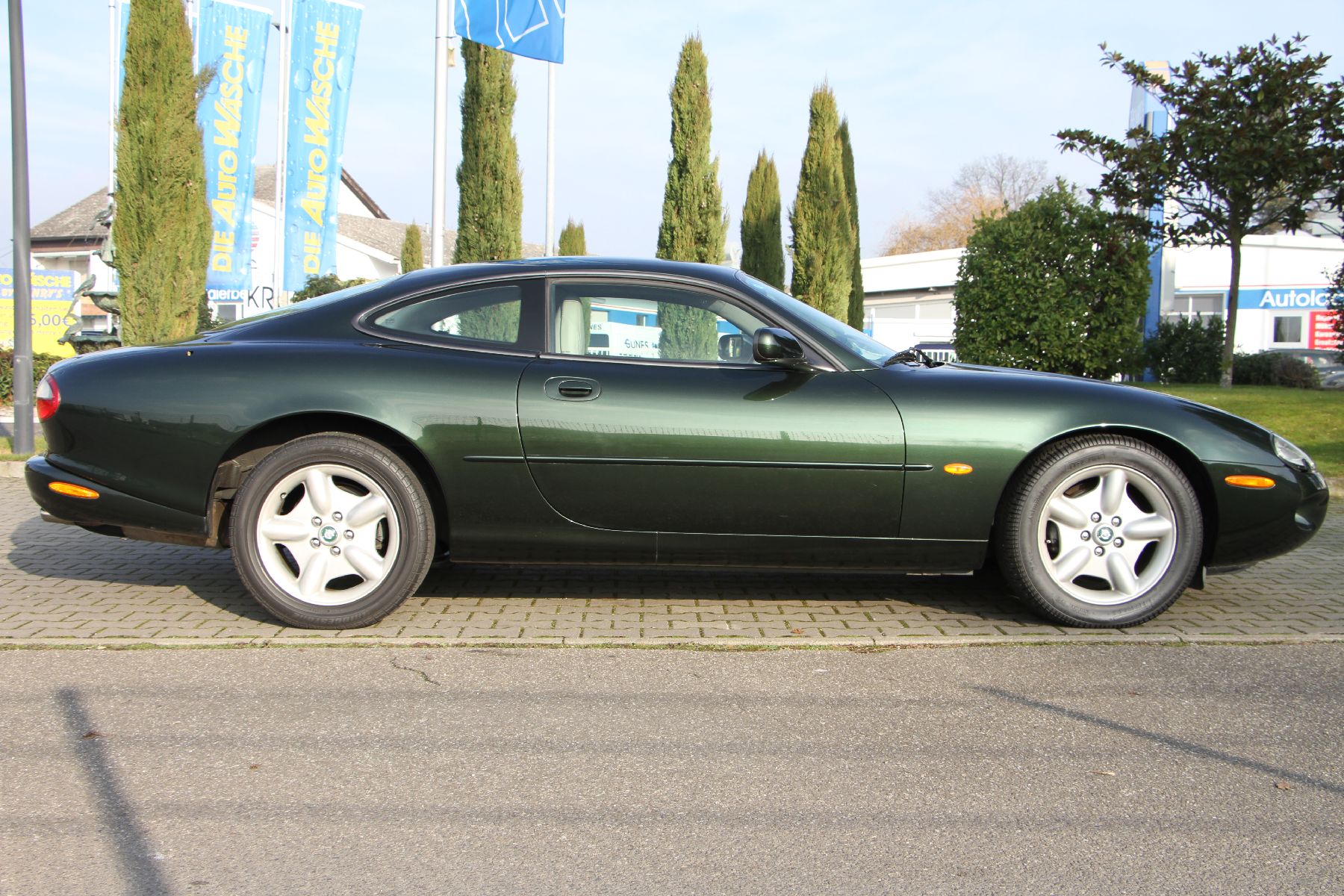Detail b: Jaguar XK 8 Coupé, EZ 02/1996, Fahrgestellnummer: SAJJGKED4AR004200, Laufleistung 117.000 km abgelesen, British Racing Green, Lederausstattung in ...