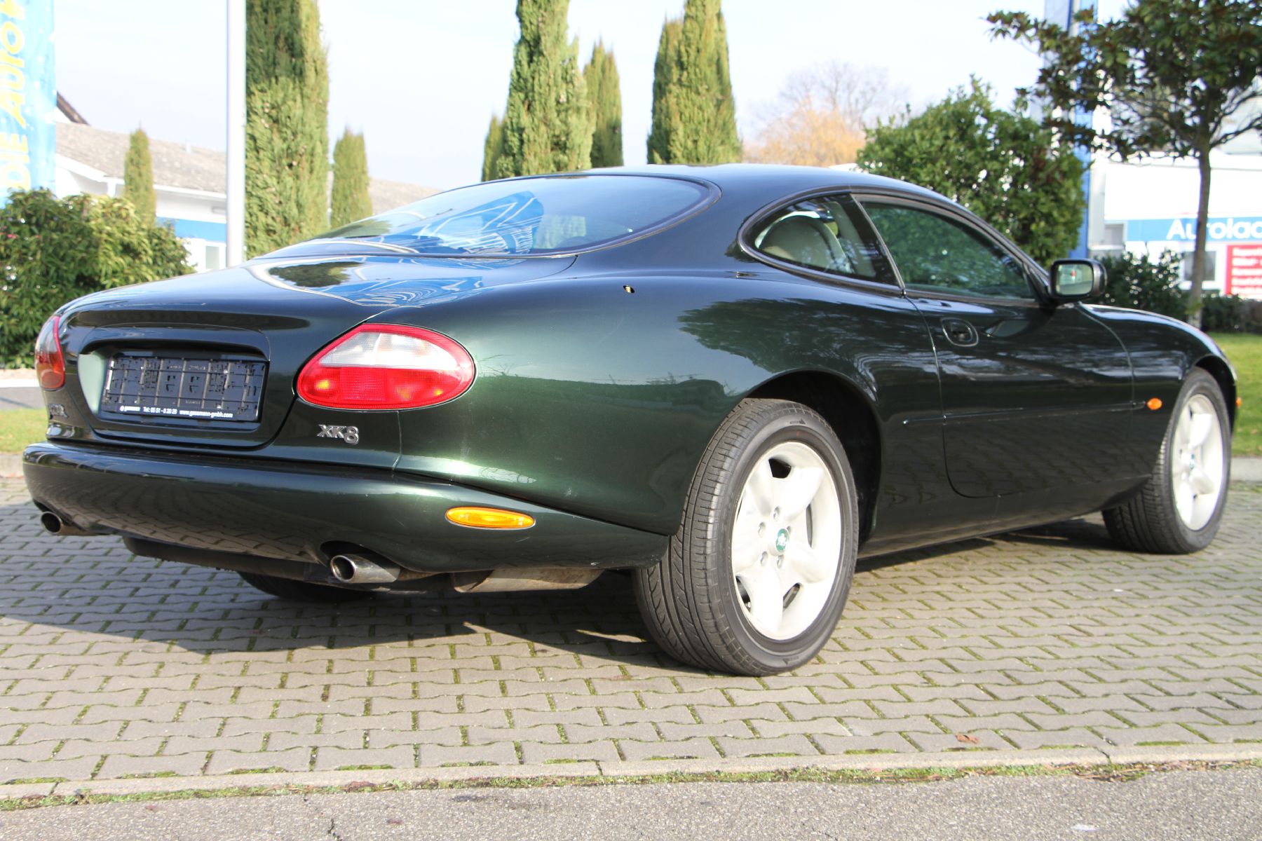 Detail c: Jaguar XK 8 Coupé, EZ 02/1996, Fahrgestellnummer: SAJJGKED4AR004200, Laufleistung 117.000 km abgelesen, British Racing Green, Lederausstattung in ...