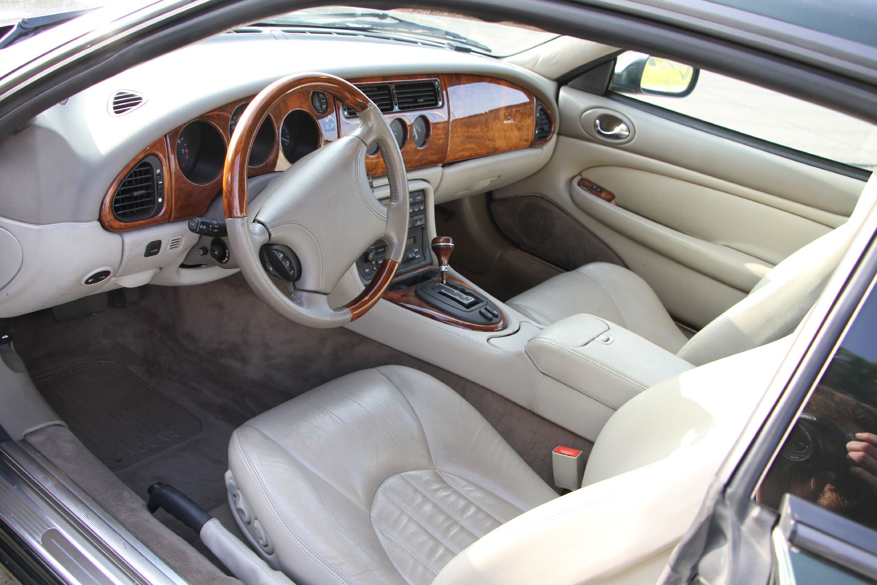 Detail d: Jaguar XK 8 Coupé, EZ 02/1996, Fahrgestellnummer: SAJJGKED4AR004200, Laufleistung 117.000 km abgelesen, British Racing Green, Lederausstattung in ...