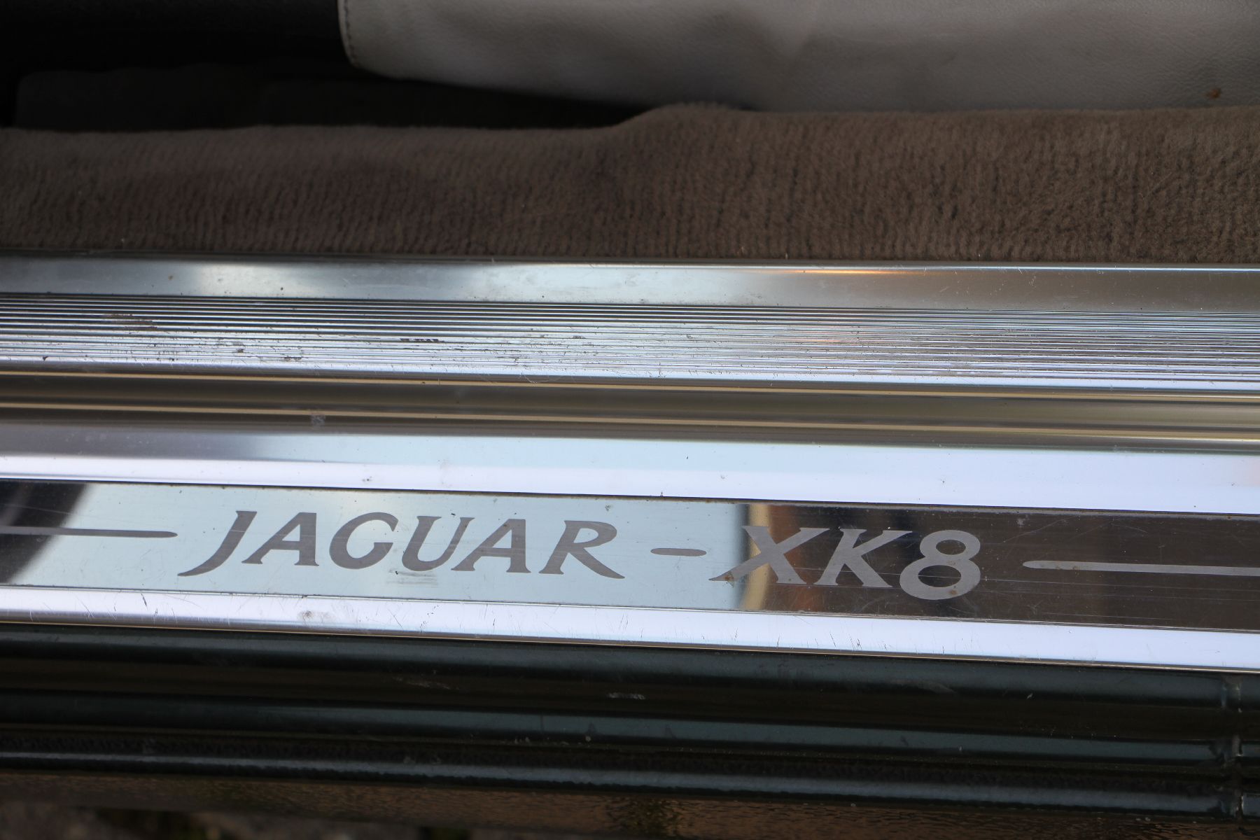Detail e: Jaguar XK 8 Coupé, EZ 02/1996, Fahrgestellnummer: SAJJGKED4AR004200, Laufleistung 117.000 km abgelesen, British Racing Green, Lederausstattung in ...