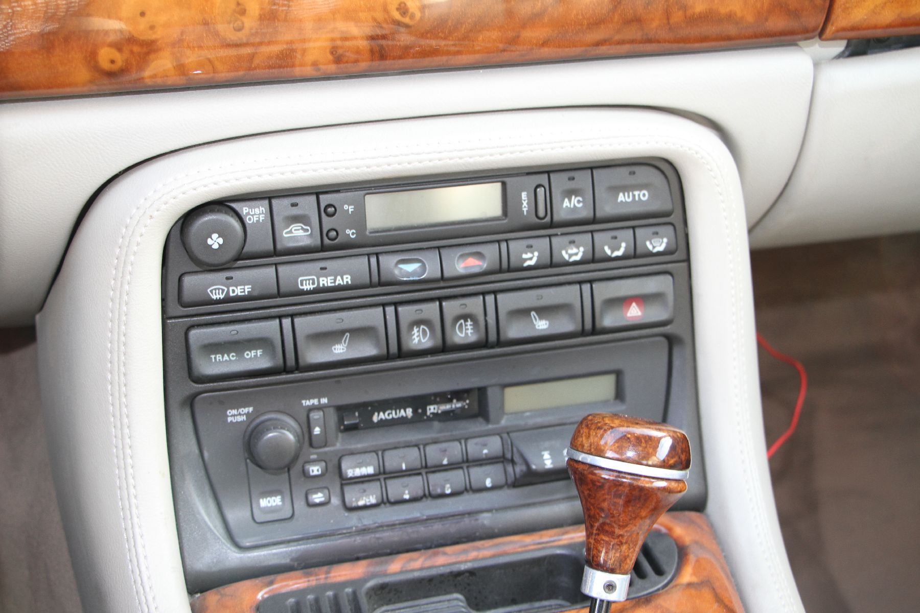 Detail f: Jaguar XK 8 Coupé, EZ 02/1996, Fahrgestellnummer: SAJJGKED4AR004200, Laufleistung 117.000 km abgelesen, British Racing Green, Lederausstattung in ...