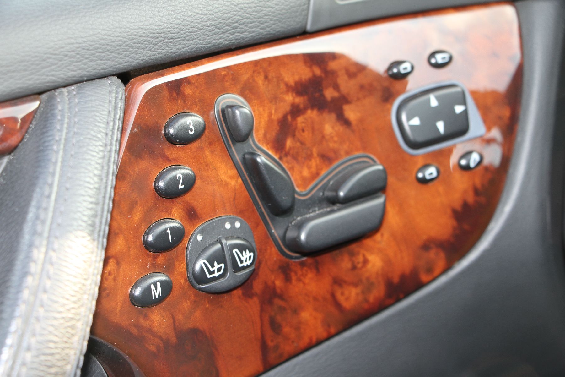 Detail e: Mercedes Benz MKB CL 55 AMG, nur 2.000 Stück gefertigt, EZ 02/2004, Fahrgestellnummer: WBD 215373-1A-0125943, Laufleistung 53.569 km abgelesen, 450 ...