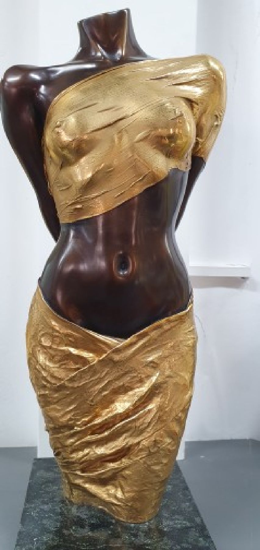Detail a: Willi Kissmer, 1951-2018, Bronzeskulptur, stehender Halbakt mit 2 Tüchern, teilvergoldet, sign., num. 16/99, Gesamth. ca. 54 cm