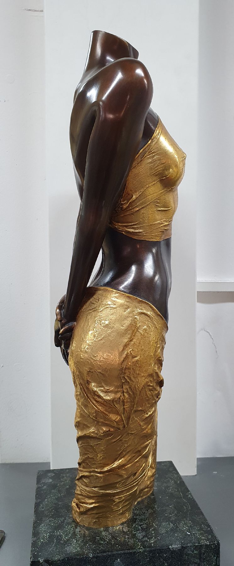 Detail b: Willi Kissmer, 1951-2018, Bronzeskulptur, stehender Halbakt mit 2 Tüchern, teilvergoldet, sign., num. 16/99, Gesamth. ca. 54 cm