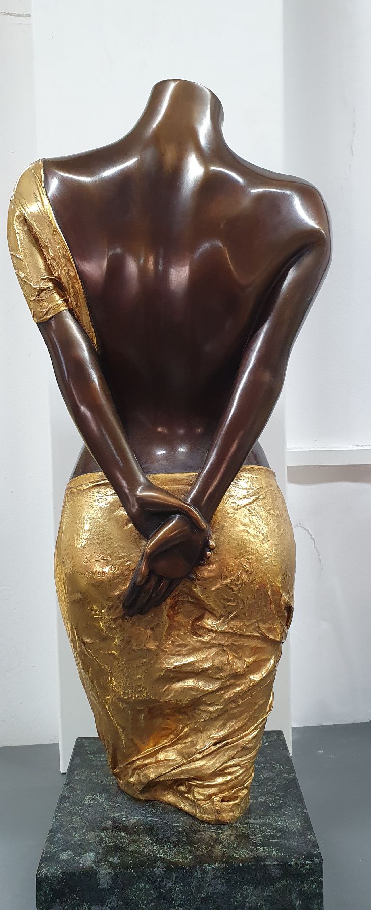 Detail c: Willi Kissmer, 1951-2018, Bronzeskulptur, stehender Halbakt mit 2 Tüchern, teilvergoldet, sign., num. 16/99, Gesamth. ca. 54 cm