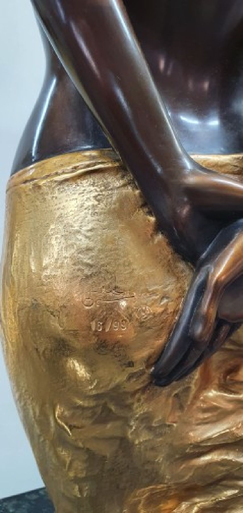 Detail d: Willi Kissmer, 1951-2018, Bronzeskulptur, stehender Halbakt mit 2 Tüchern, teilvergoldet, sign., num. 16/99, Gesamth. ca. 54 cm