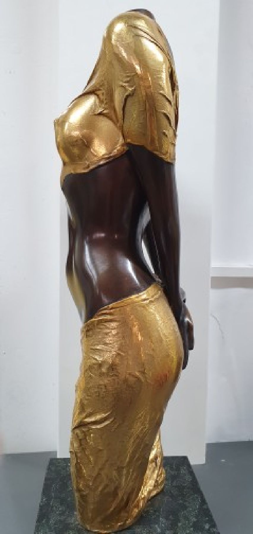 Detail e: Willi Kissmer, 1951-2018, Bronzeskulptur, stehender Halbakt mit 2 Tüchern, teilvergoldet, sign., num. 16/99, Gesamth. ca. 54 cm