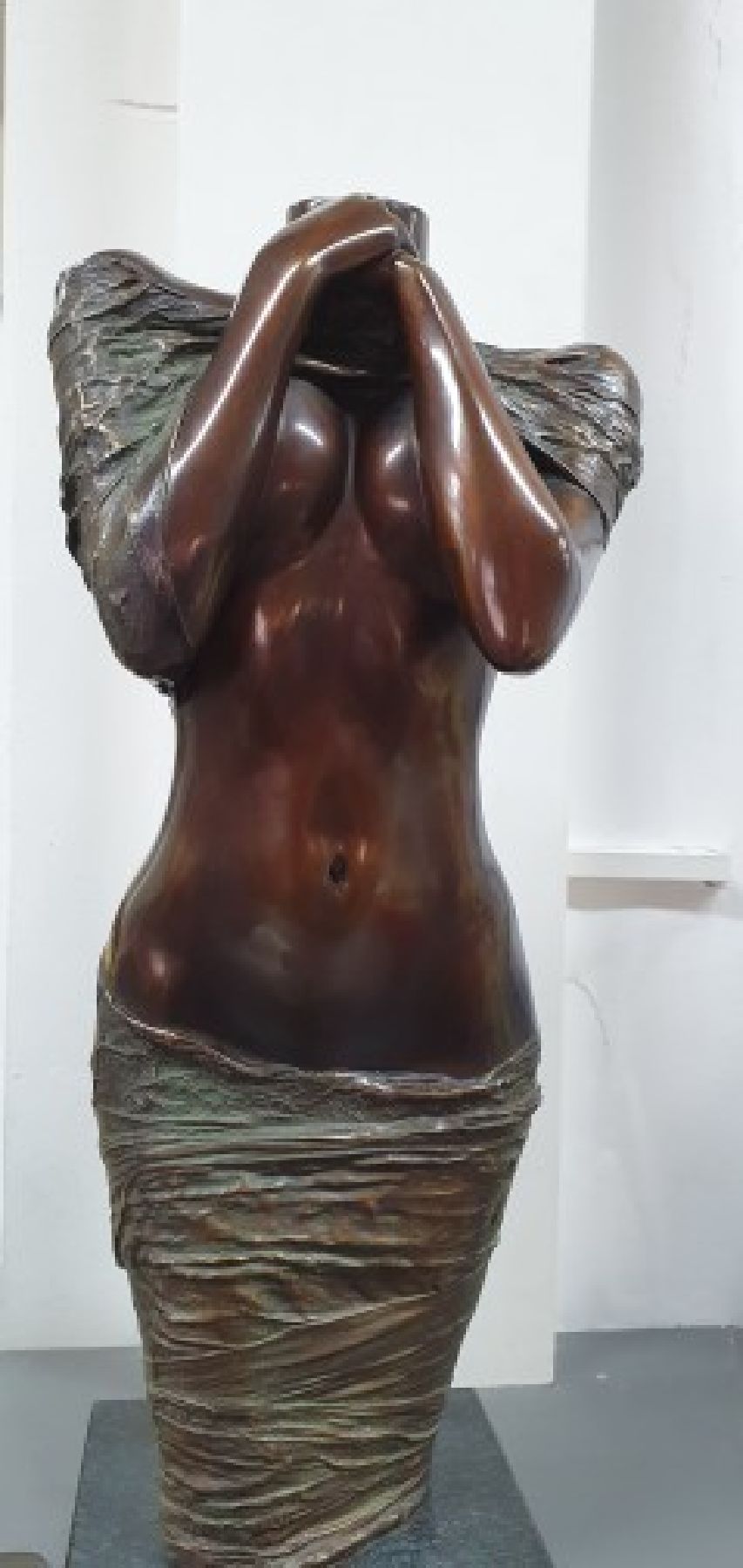 Detail a: Willi Kissmer, 1951-2018, Bronzeskulptur, stehender Halbakt, sign., num. 36/49, Gesamth. 54 cm