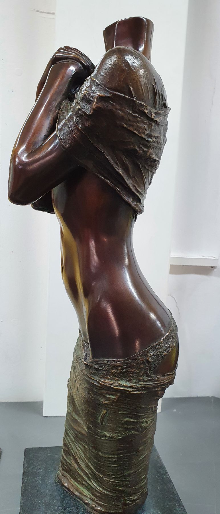 Detail b: Willi Kissmer, 1951-2018, Bronzeskulptur, stehender Halbakt, sign., num. 36/49, Gesamth. 54 cm